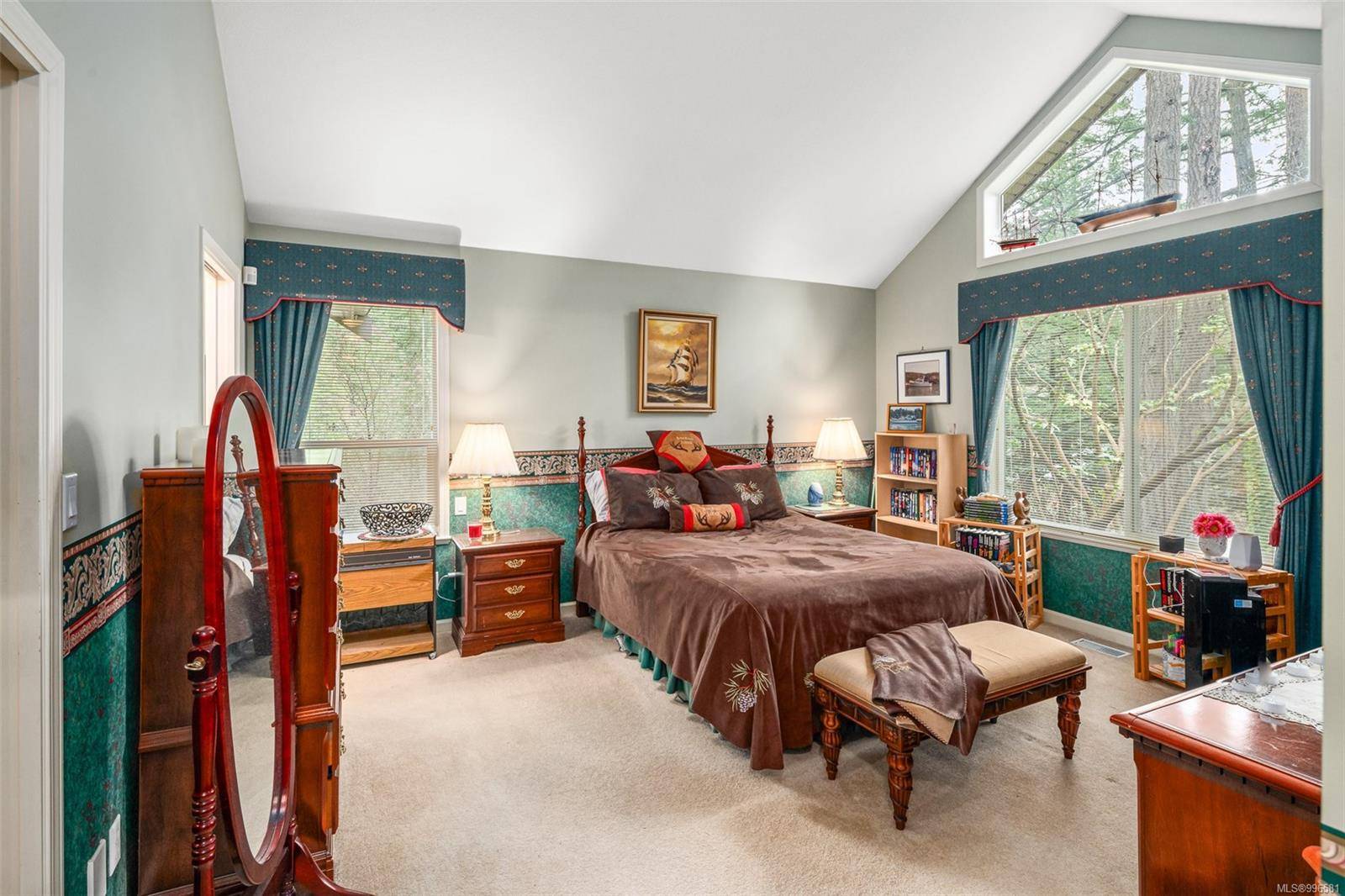 Saanich, BC V8X 3T9,983 Carolwood Dr