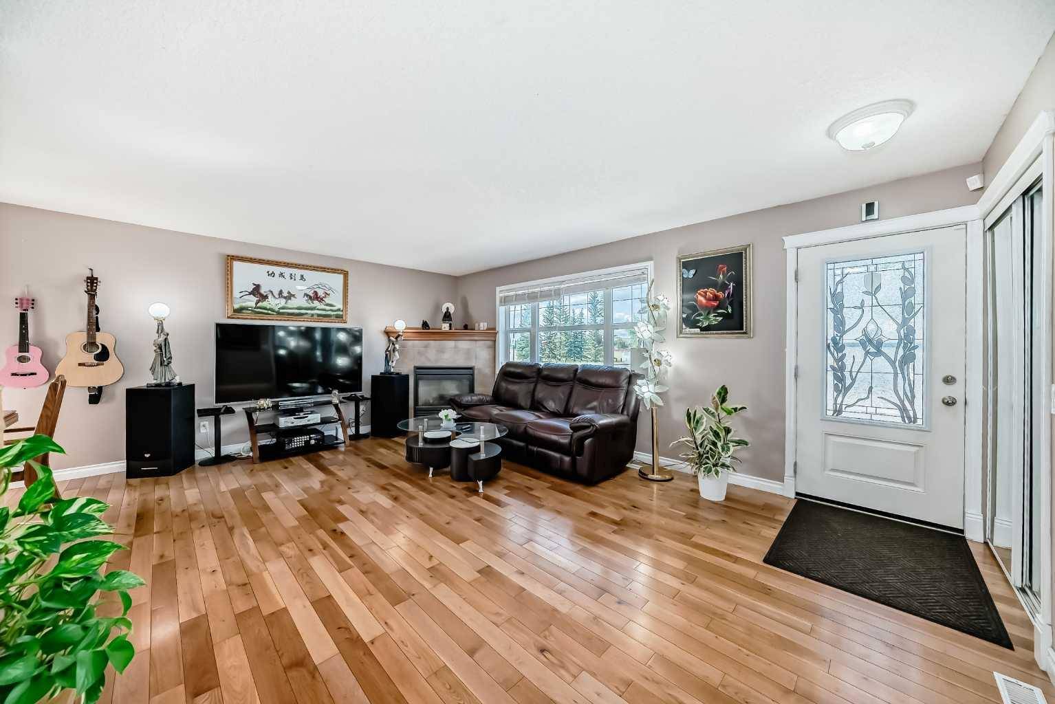 Calgary, AB T2A 5B8,6064 Madigan DR Northeast