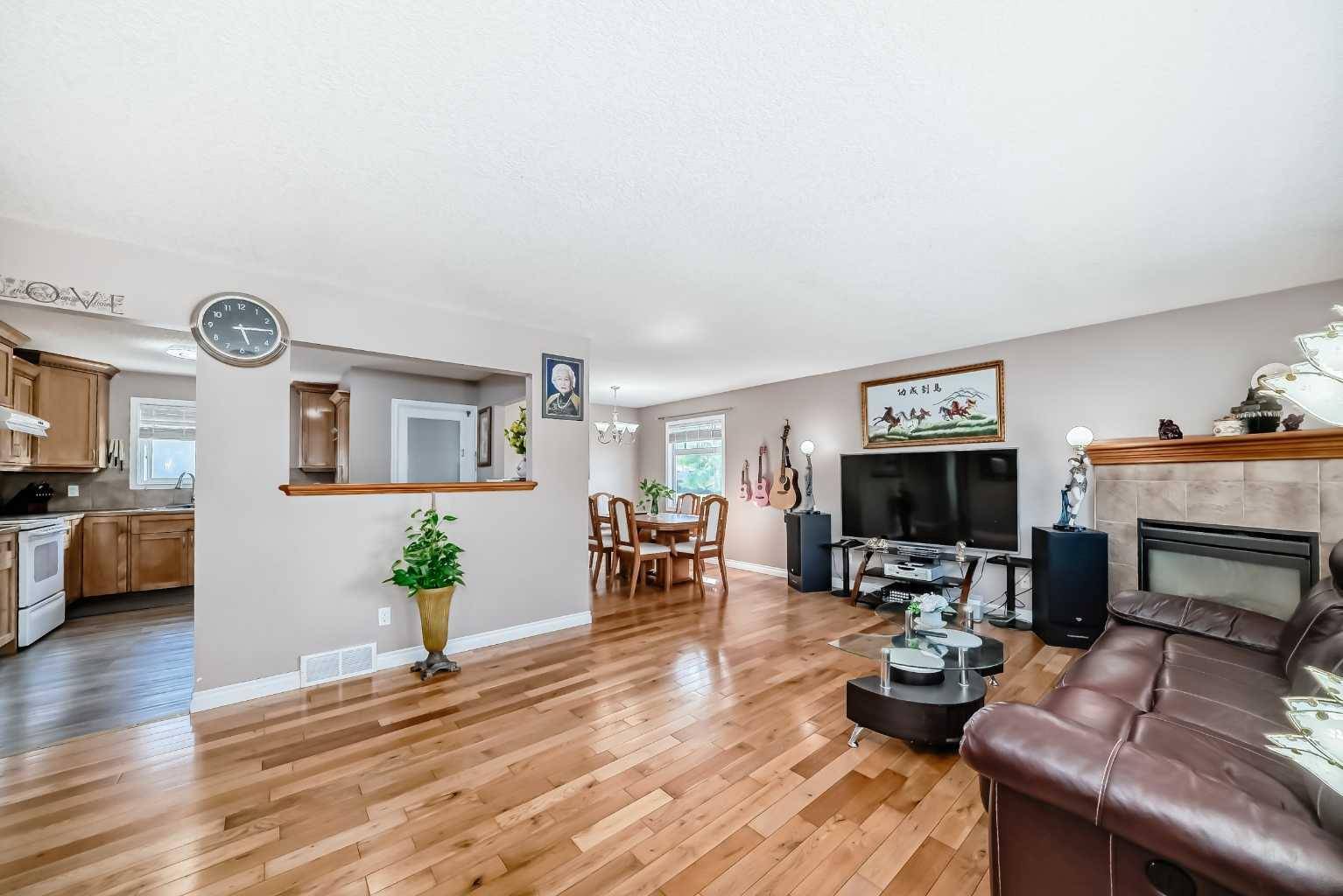 Calgary, AB T2A 5B8,6064 Madigan DR Northeast