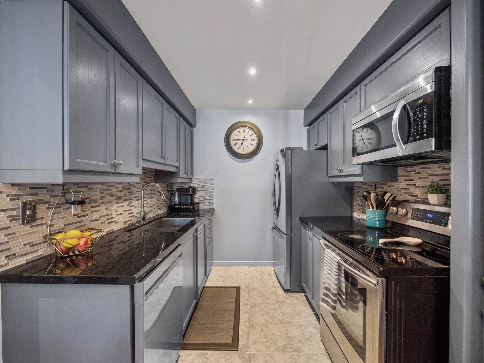 Hamilton, ON L9H 7N2,13 Bronte CT
