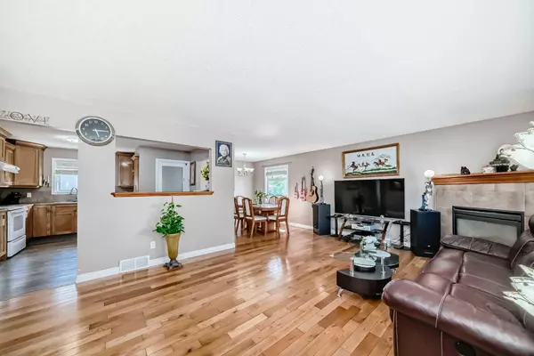 Calgary, AB T2A 5B8,6064 Madigan DR Northeast