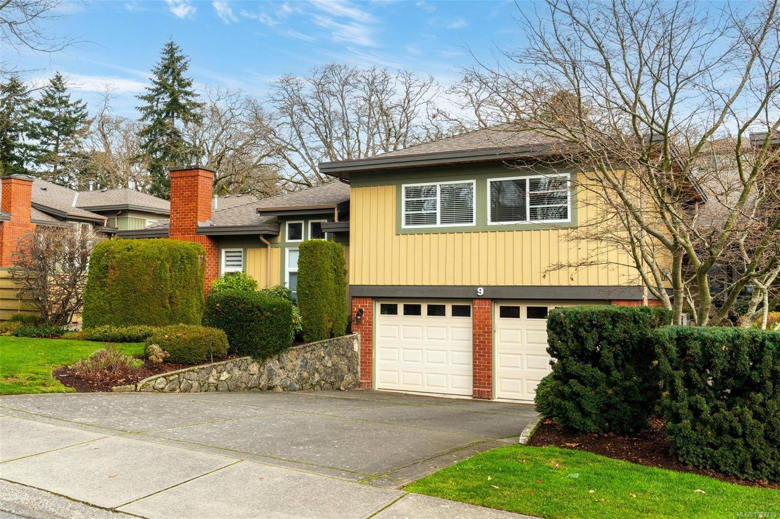 Saanich, BC V8N 3B4,3955 Oakwinds St #9