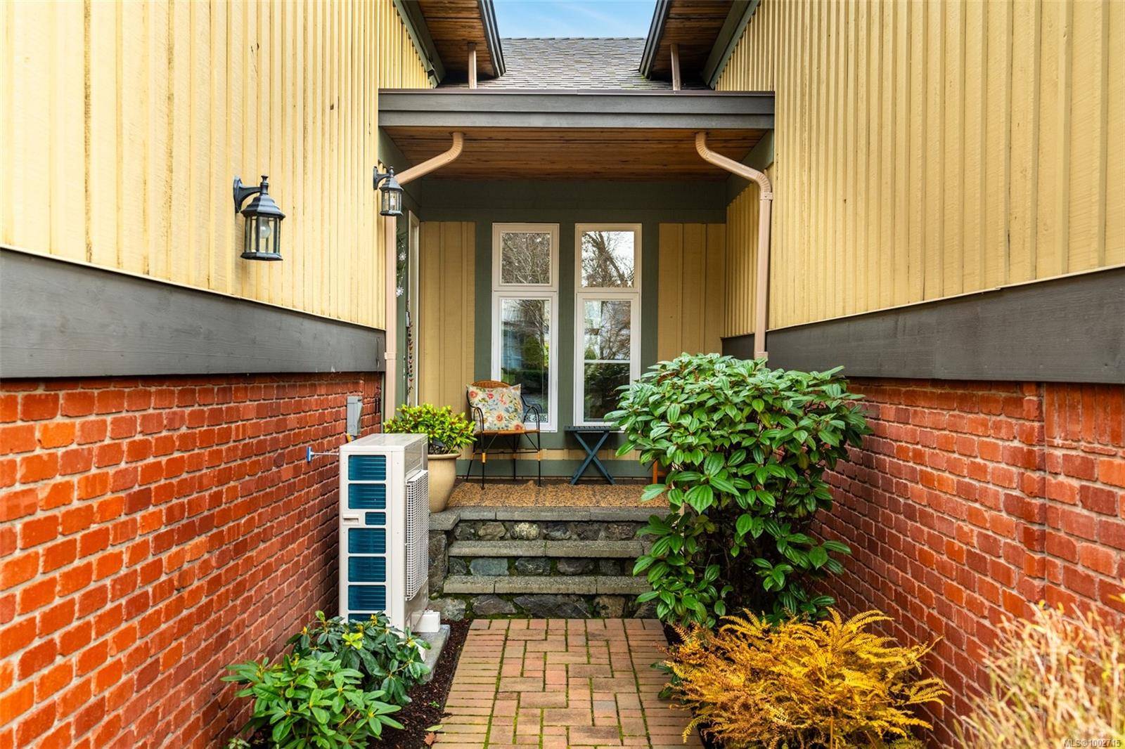 Saanich, BC V8N 3B4,3955 Oakwinds St #9
