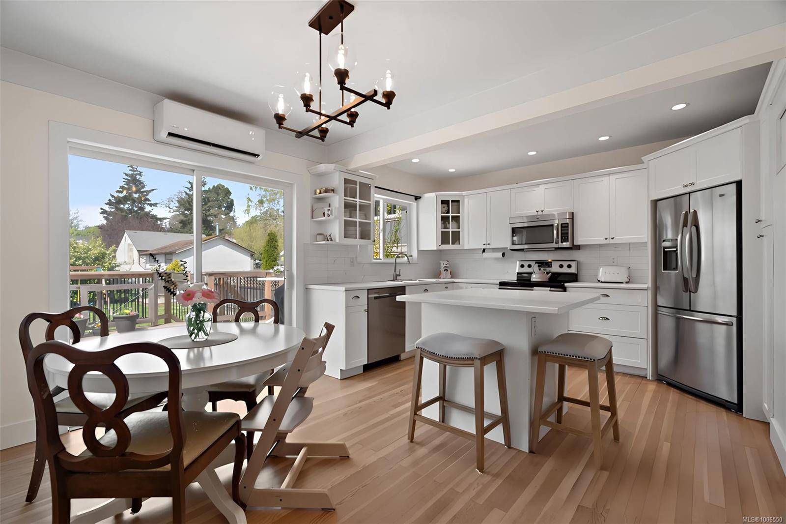 Saanich, BC V8X 2V8,924 Stafford St