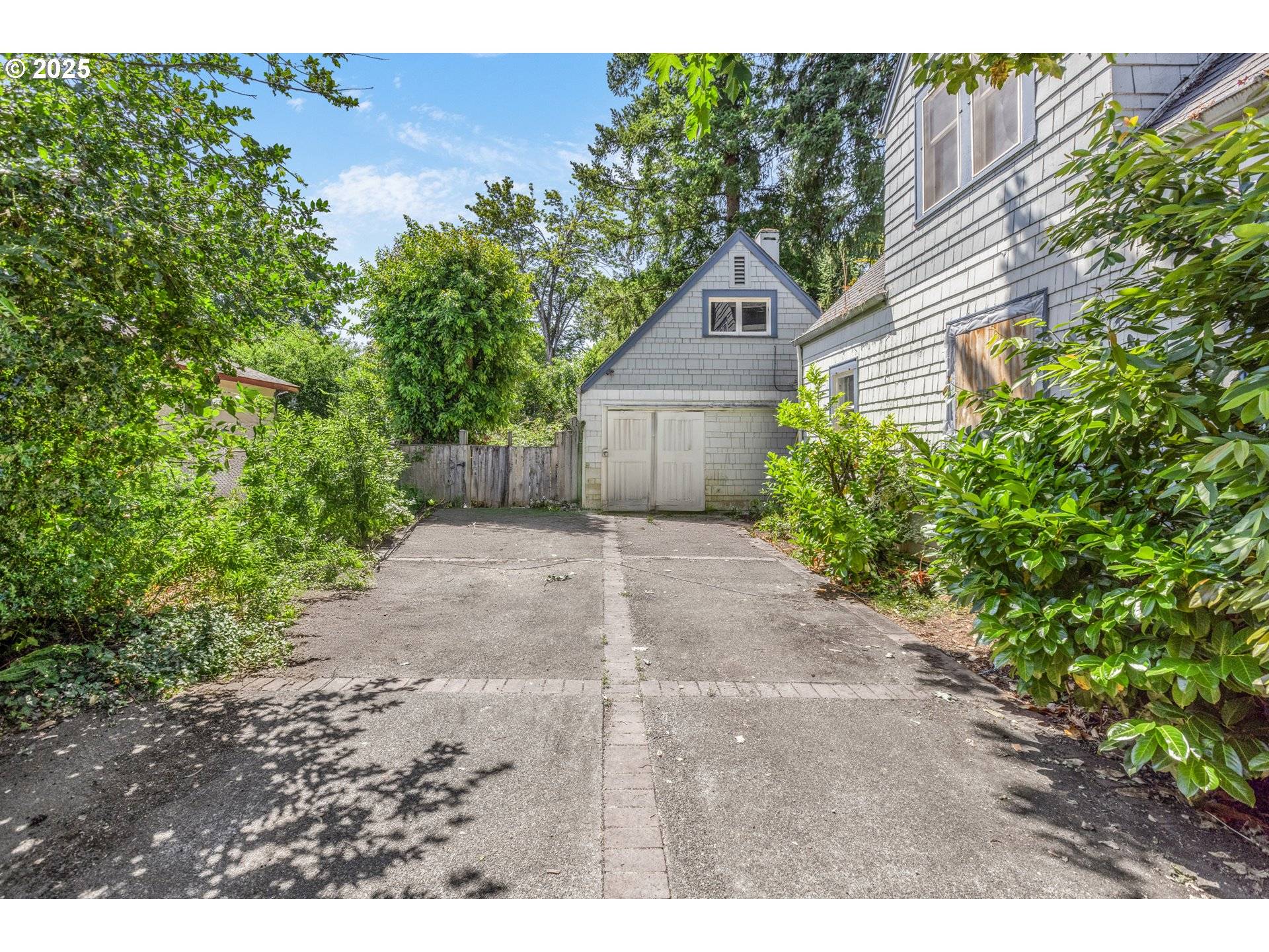 Cottage Grove, OR 97424,733 S 3RD ST
