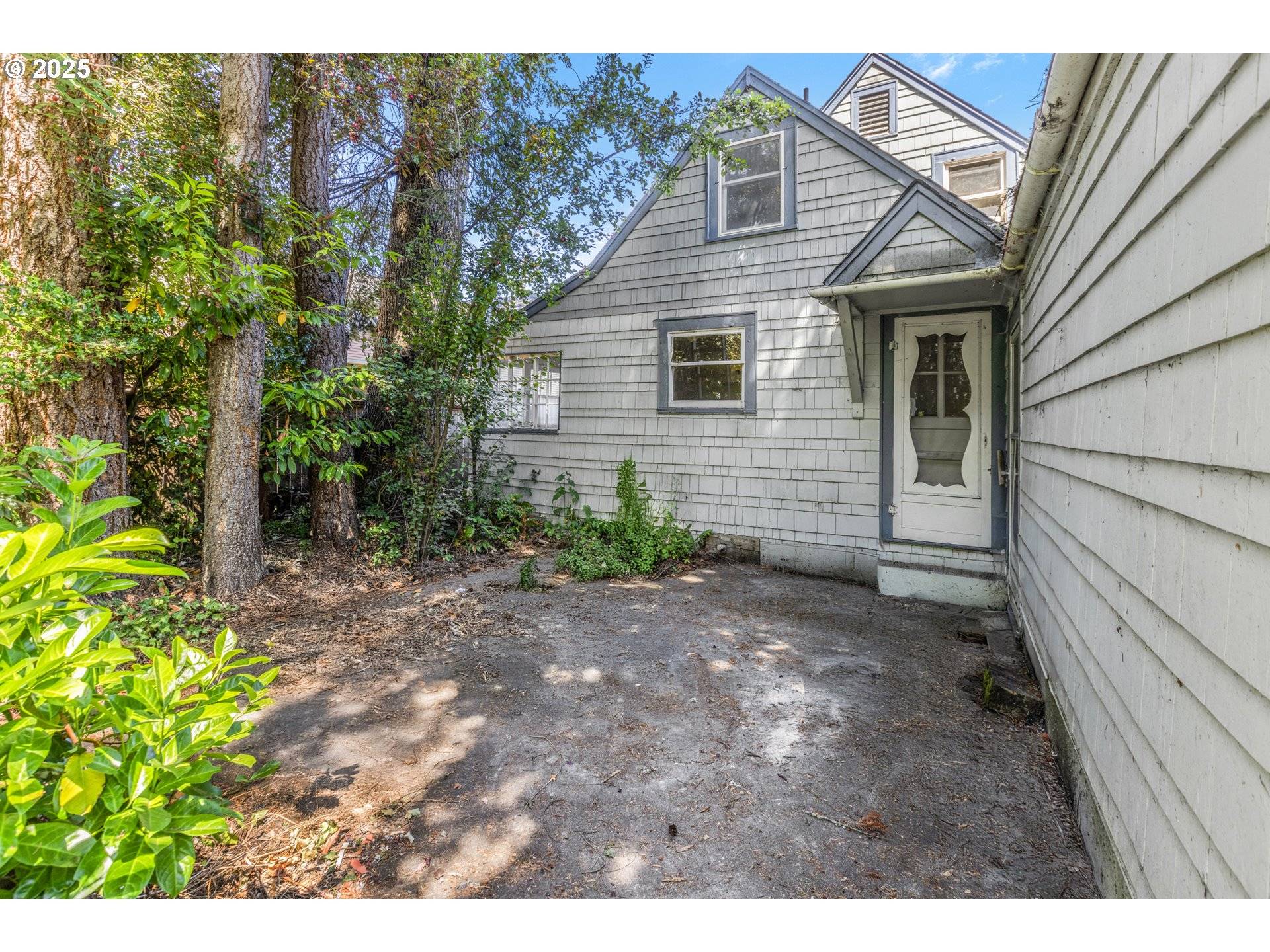 Cottage Grove, OR 97424,733 S 3RD ST
