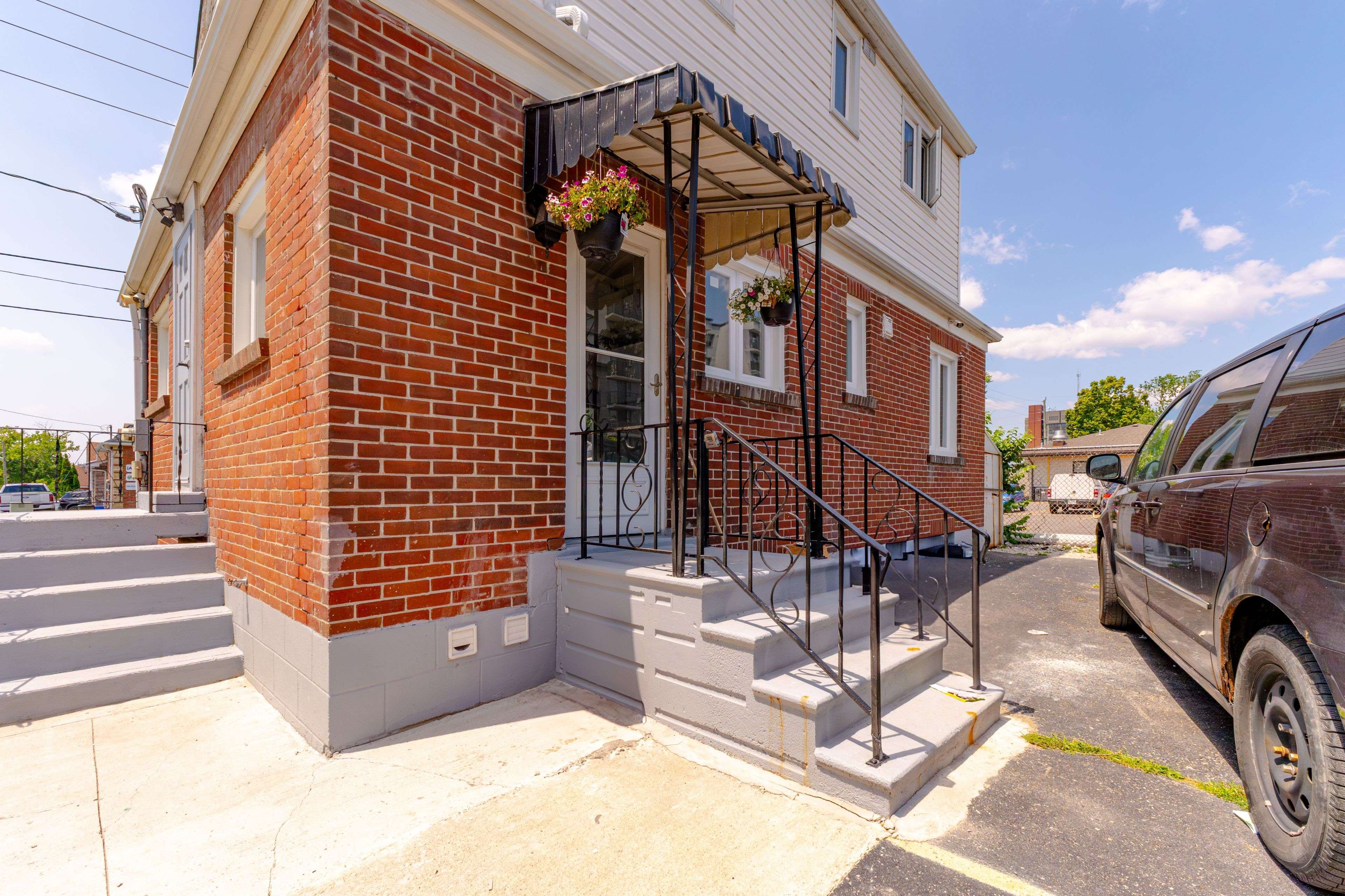 Oshawa, ON L1H 4A5,157 Centre ST S #2nd Floor