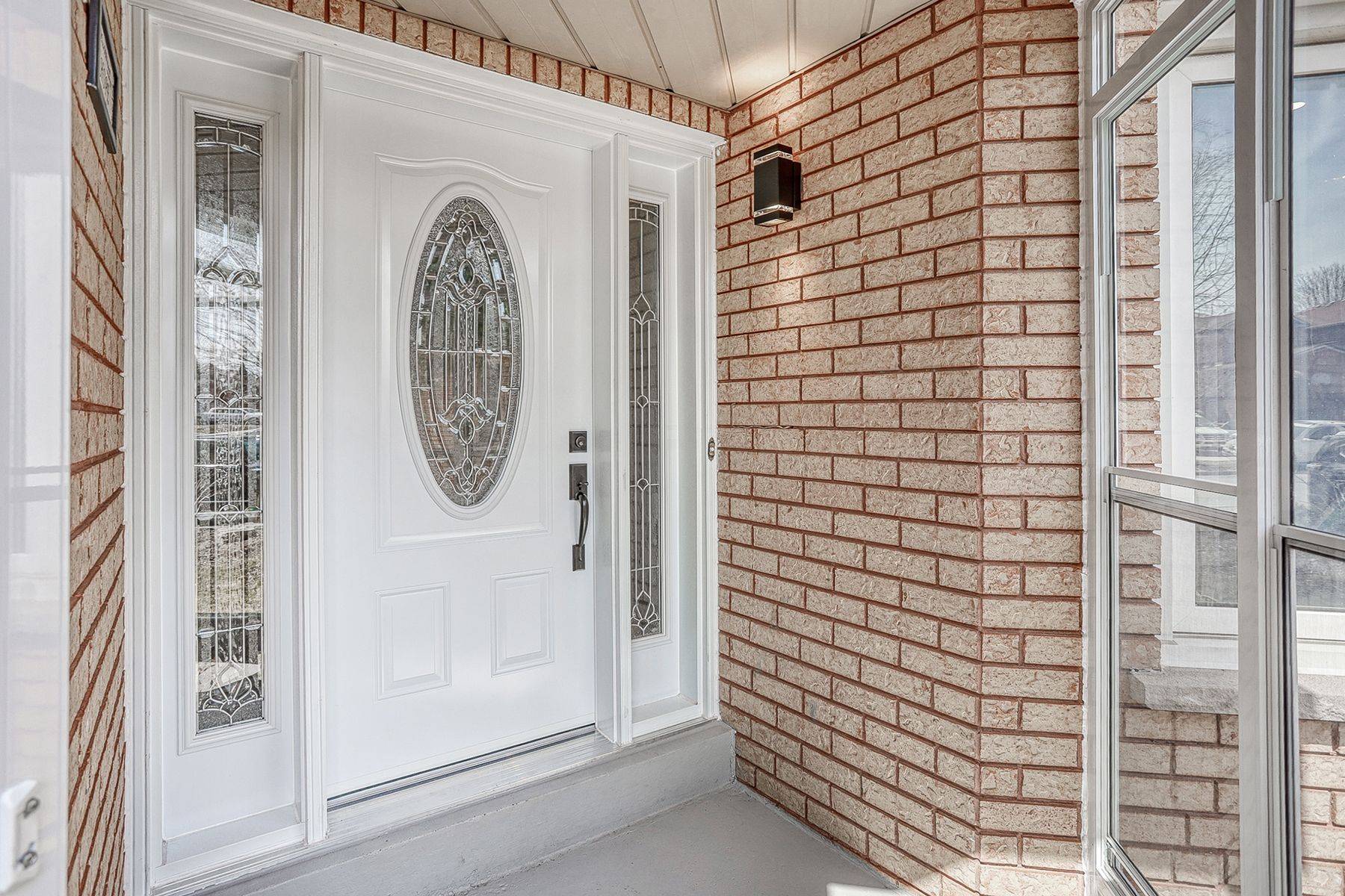 Whitby, ON L1R 1Y7,56 Ringwood DR