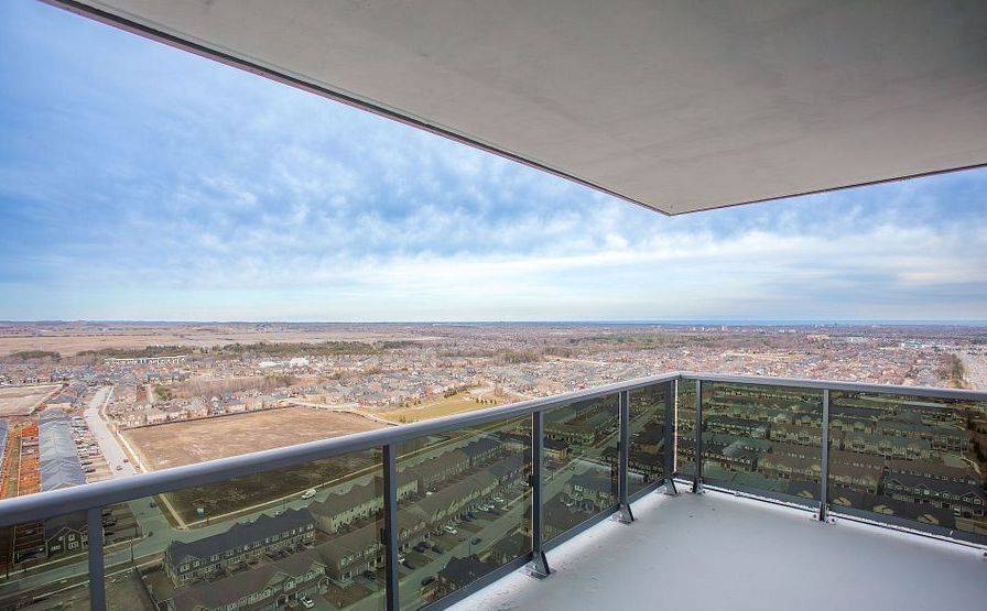 Oshawa, ON L1H 7K4,2545 Simcoe ST N #1206