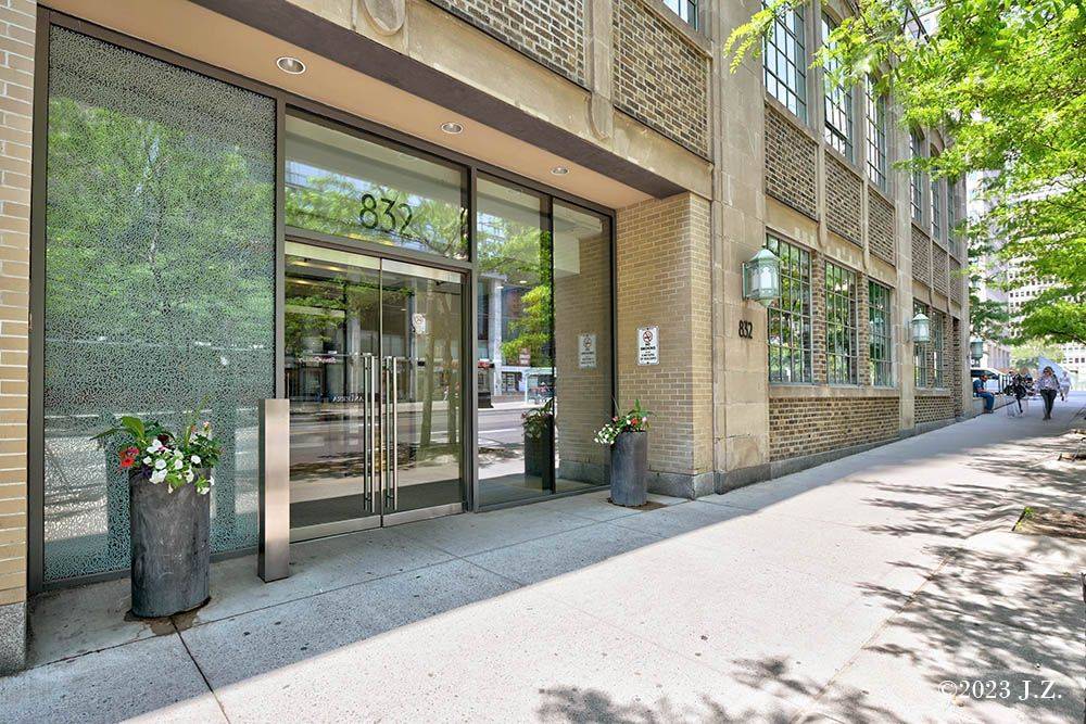 Toronto C01, ON M5S 1Z6,832 Bay ST #1807