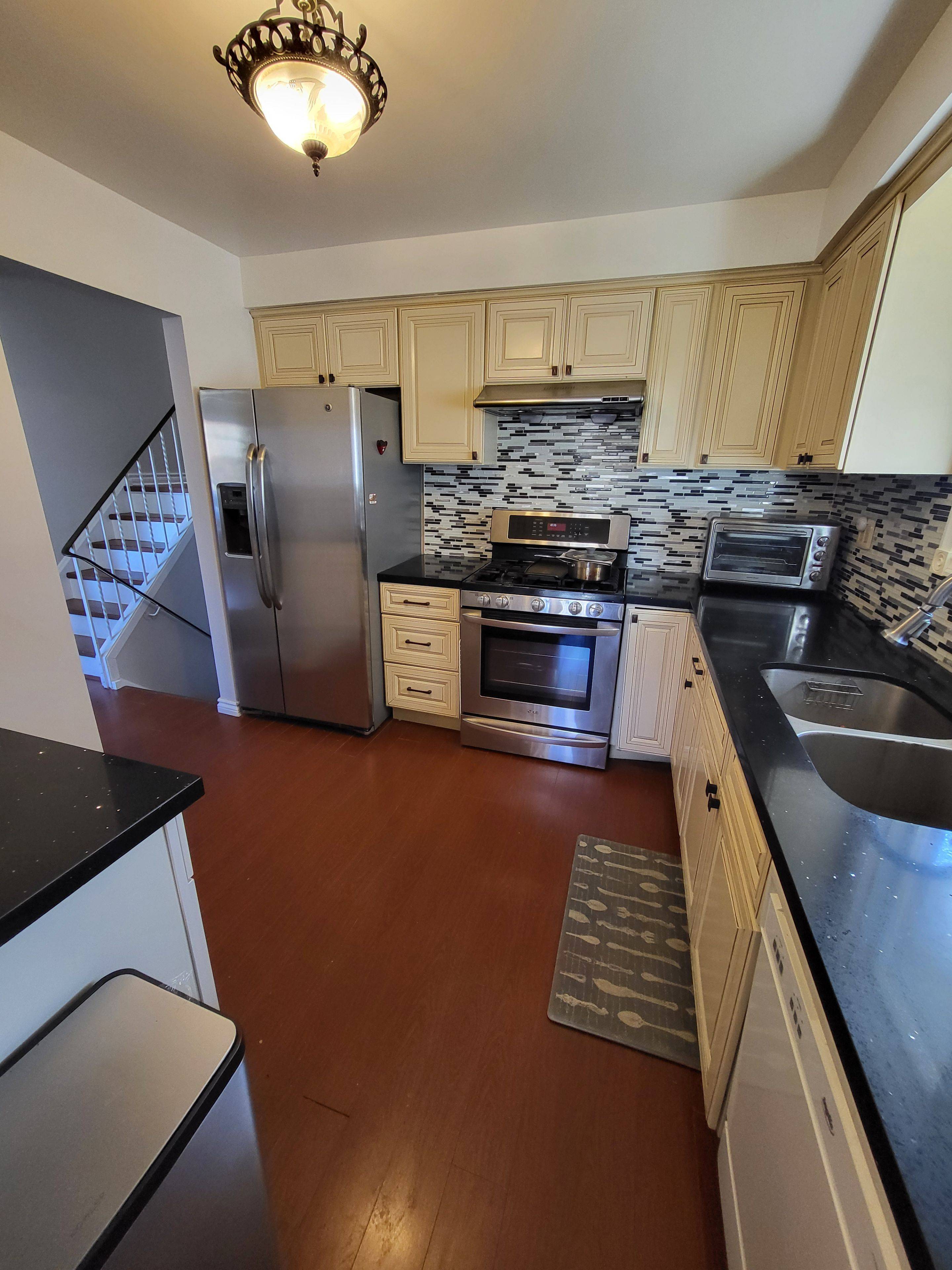 Bradford West Gwillimbury, ON L3Z 1C9,36 Cambridge CRES #Main