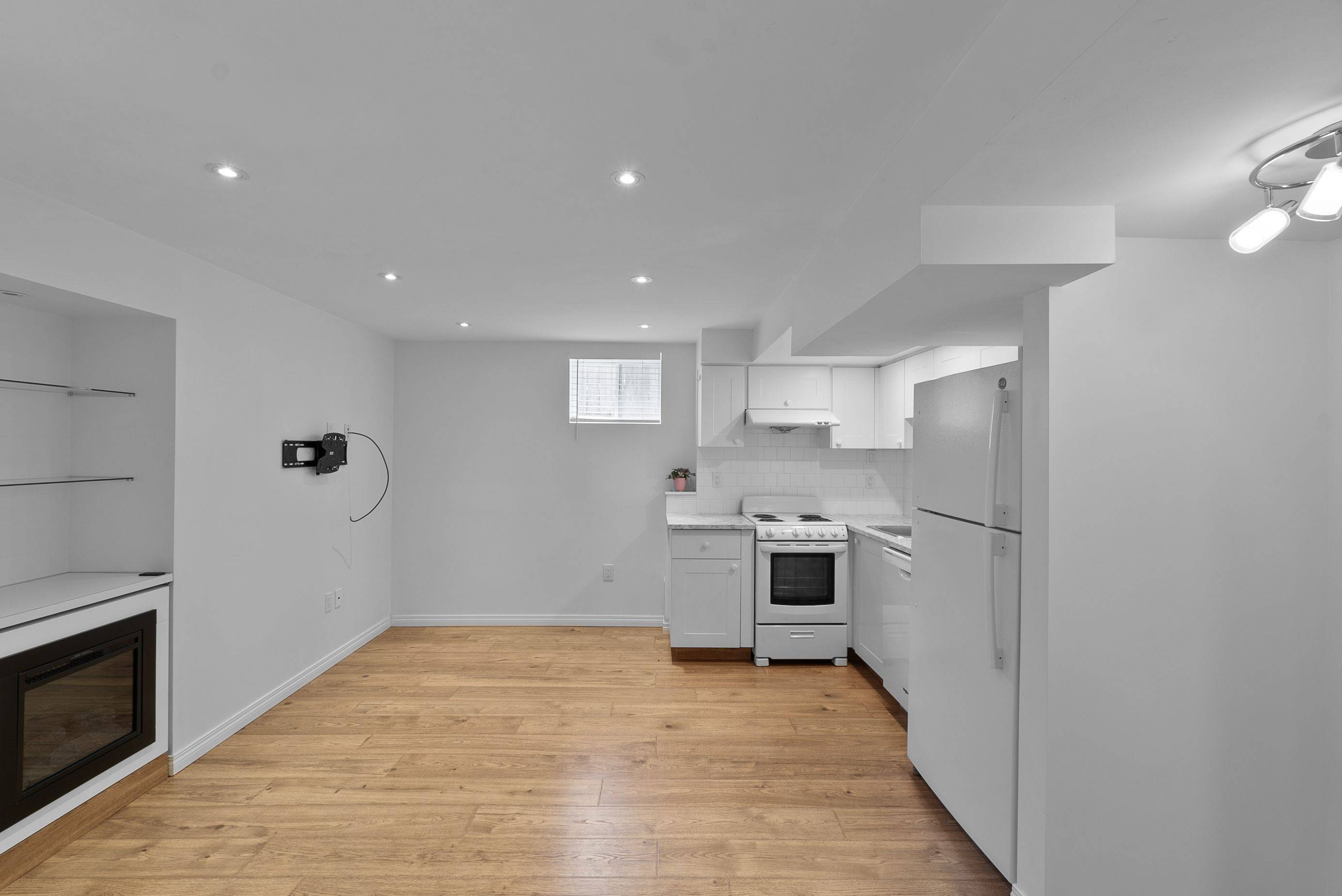 Oakville, ON L6H 6L1,2364 East Gate CRES #Legal Basement