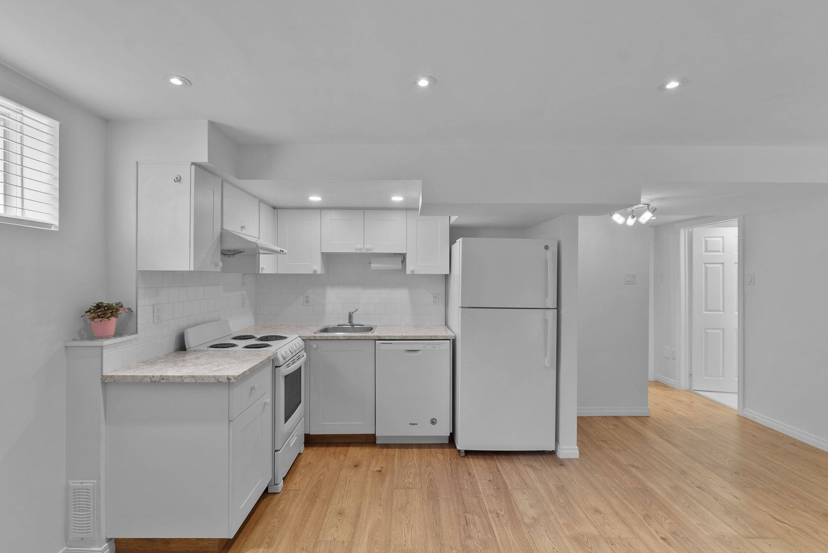 Oakville, ON L6H 6L1,2364 East Gate CRES #Legal Basement