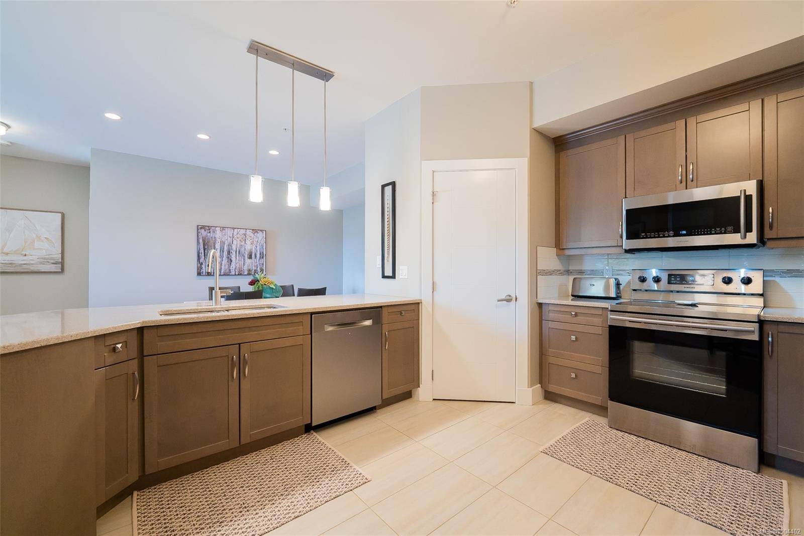 Nanaimo, BC V9R 0G6,104 Esplanade St #304