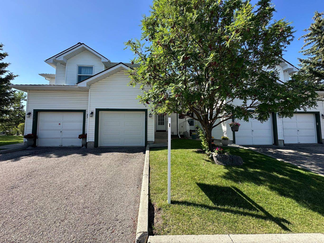 125 Sandpiper LN Northwest, Calgary, AB T3K 4L7