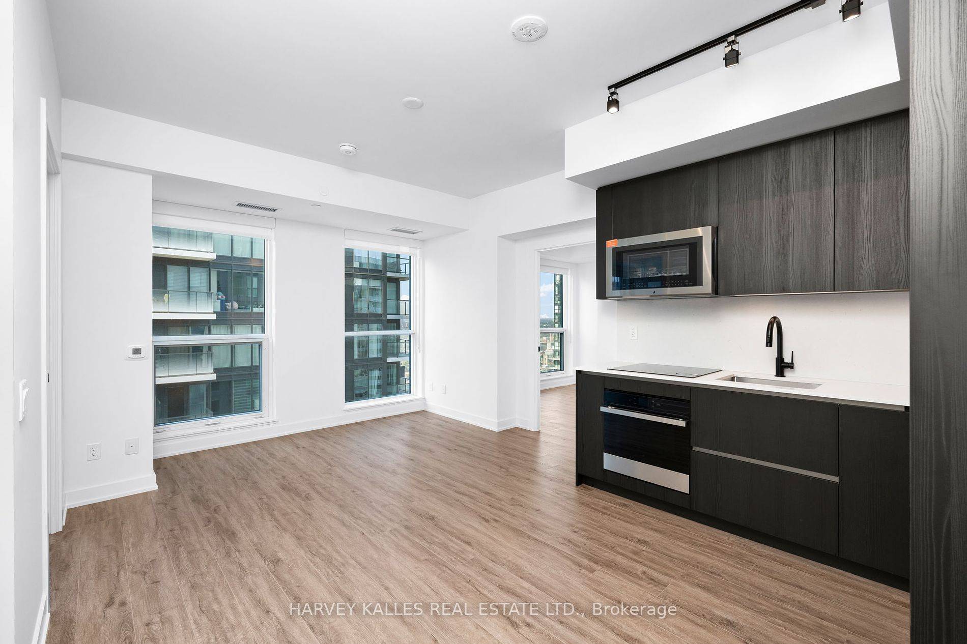 Toronto C01, ON M5V 0W7,327 King ST W #4504