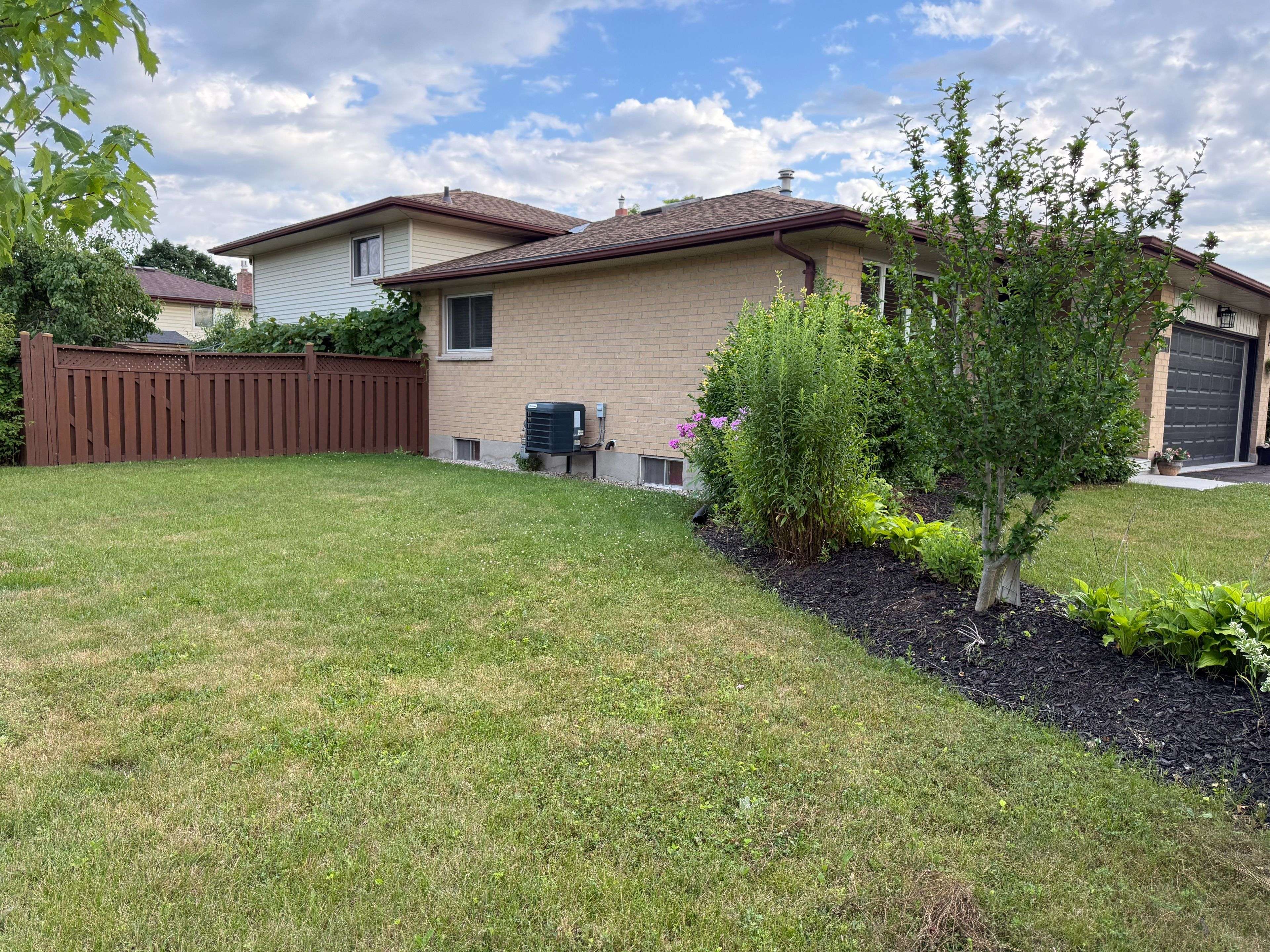 London East, ON N5W 5T9,884 Classic DR