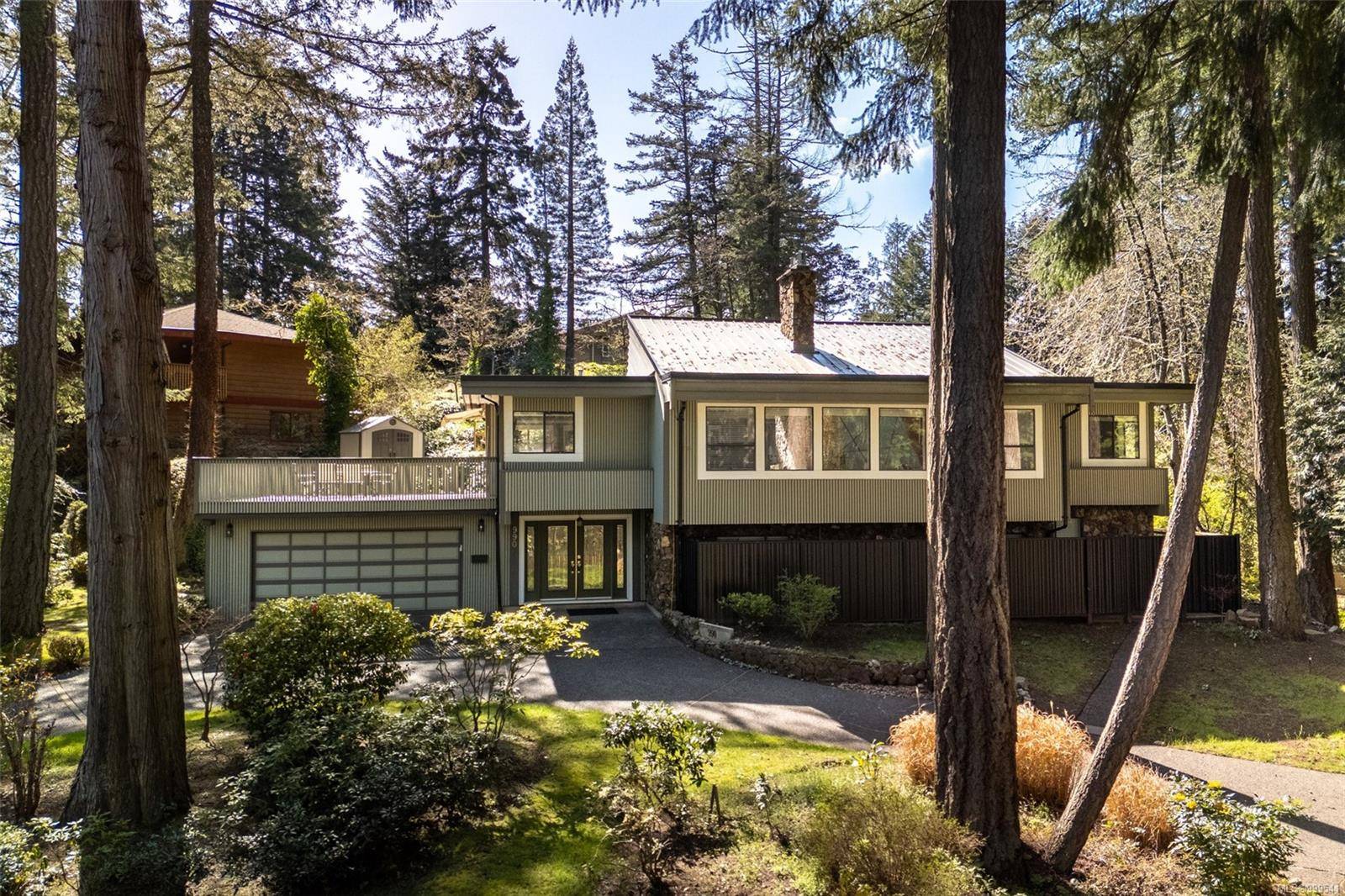 990 Cottontree Close, Saanich, BC V8X 4E9