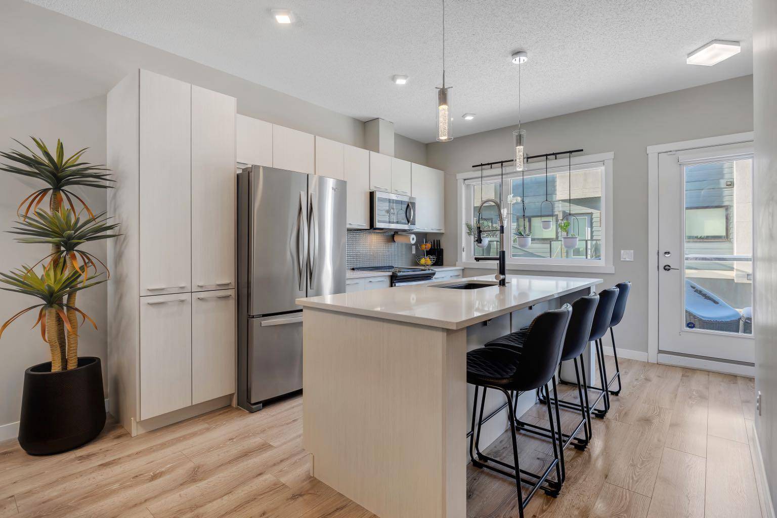 218 Sherwood SQ Northwest #302, Calgary, AB T3R 0Y2