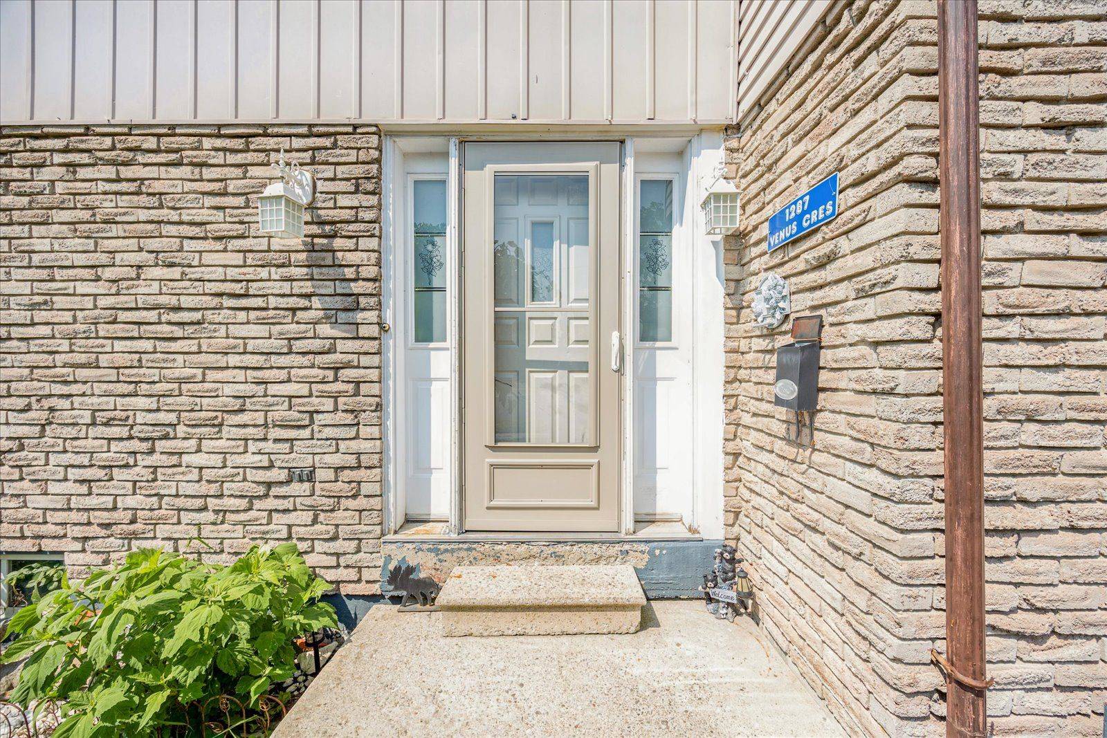 Oshawa, ON L1J 6E3,1287 Venus CRES