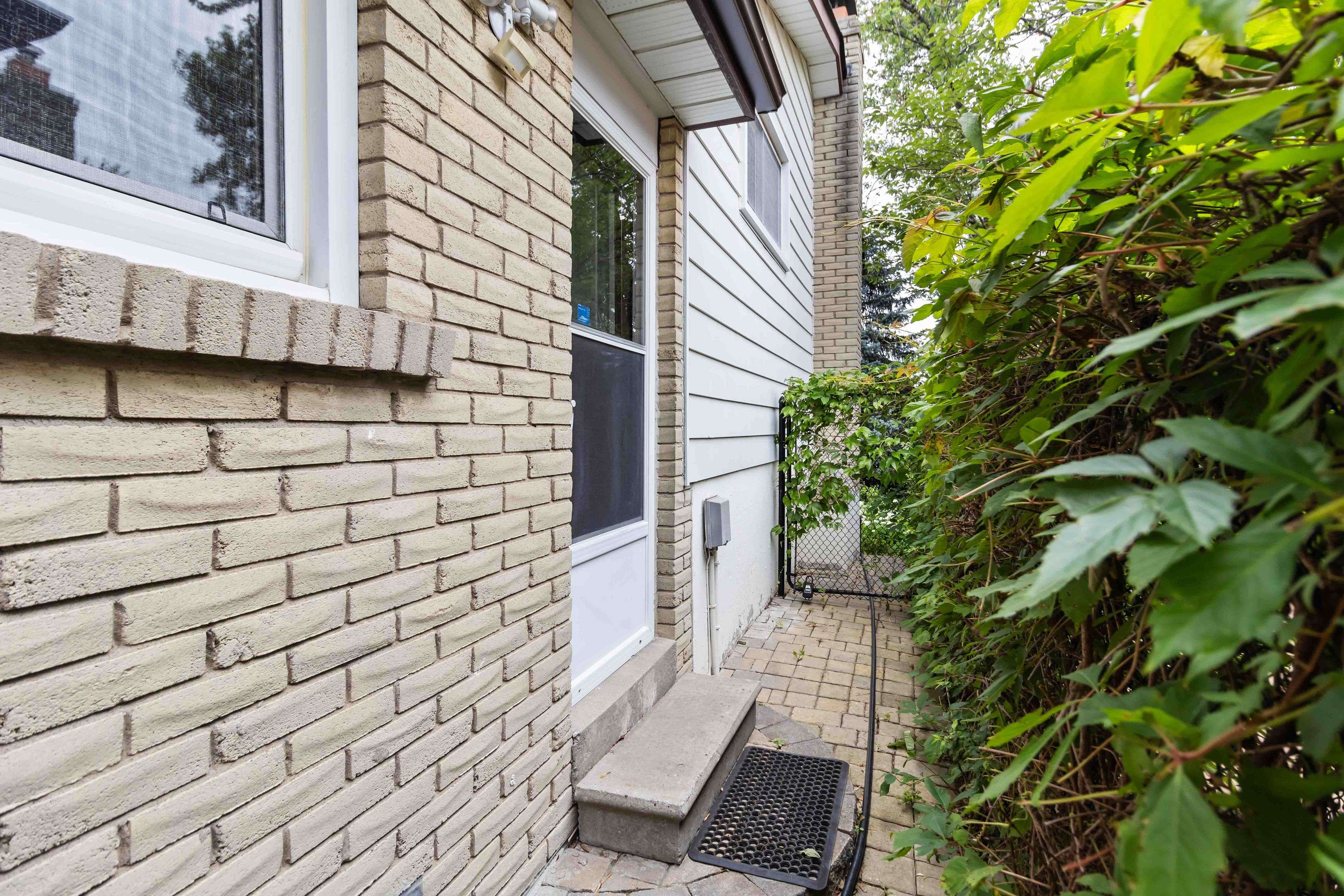 Mississauga, ON L5K 1K5,2526 Thorn Lodge DR