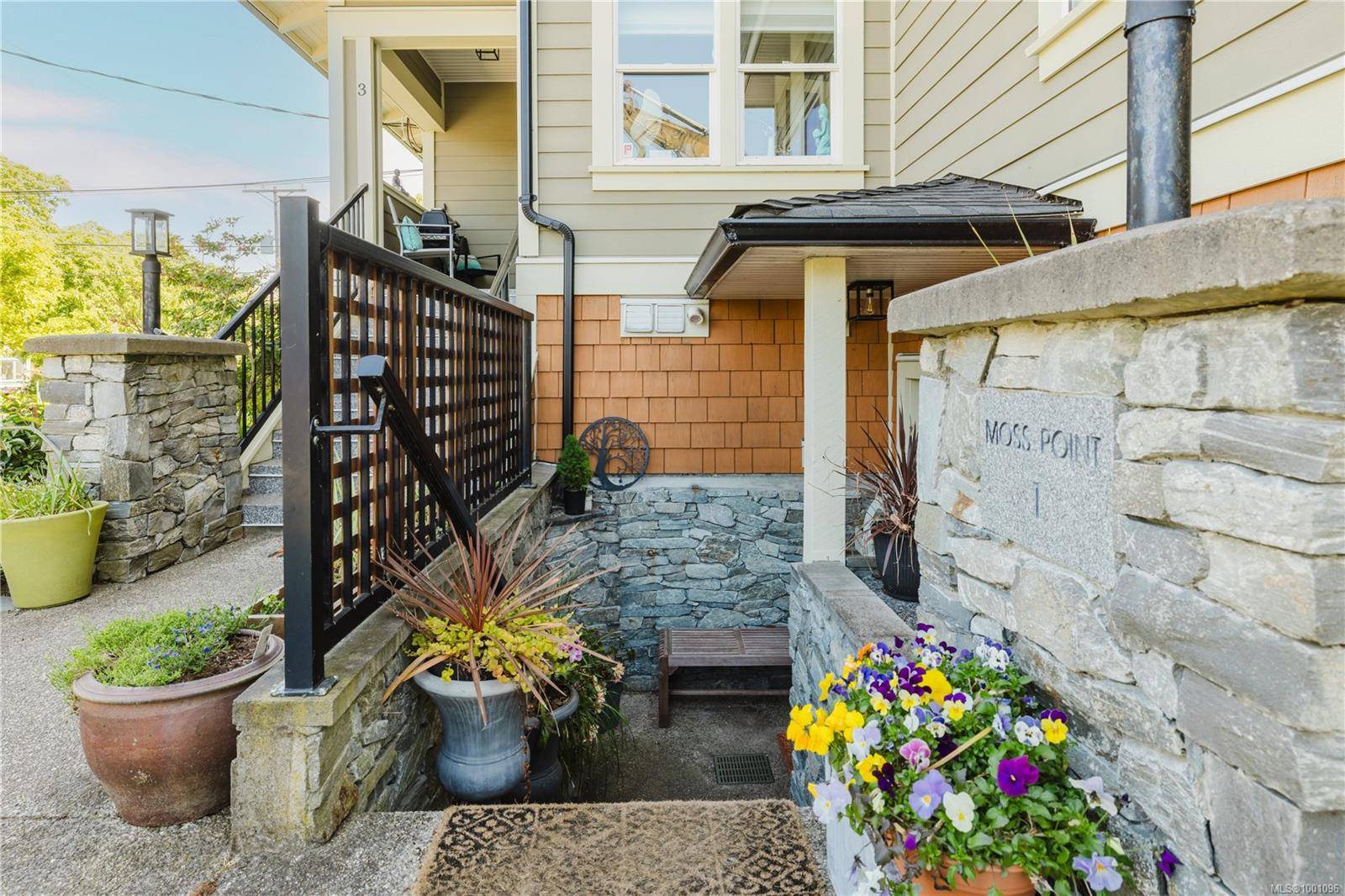 Victoria, BC V8V 4L7,9 Moss St #1
