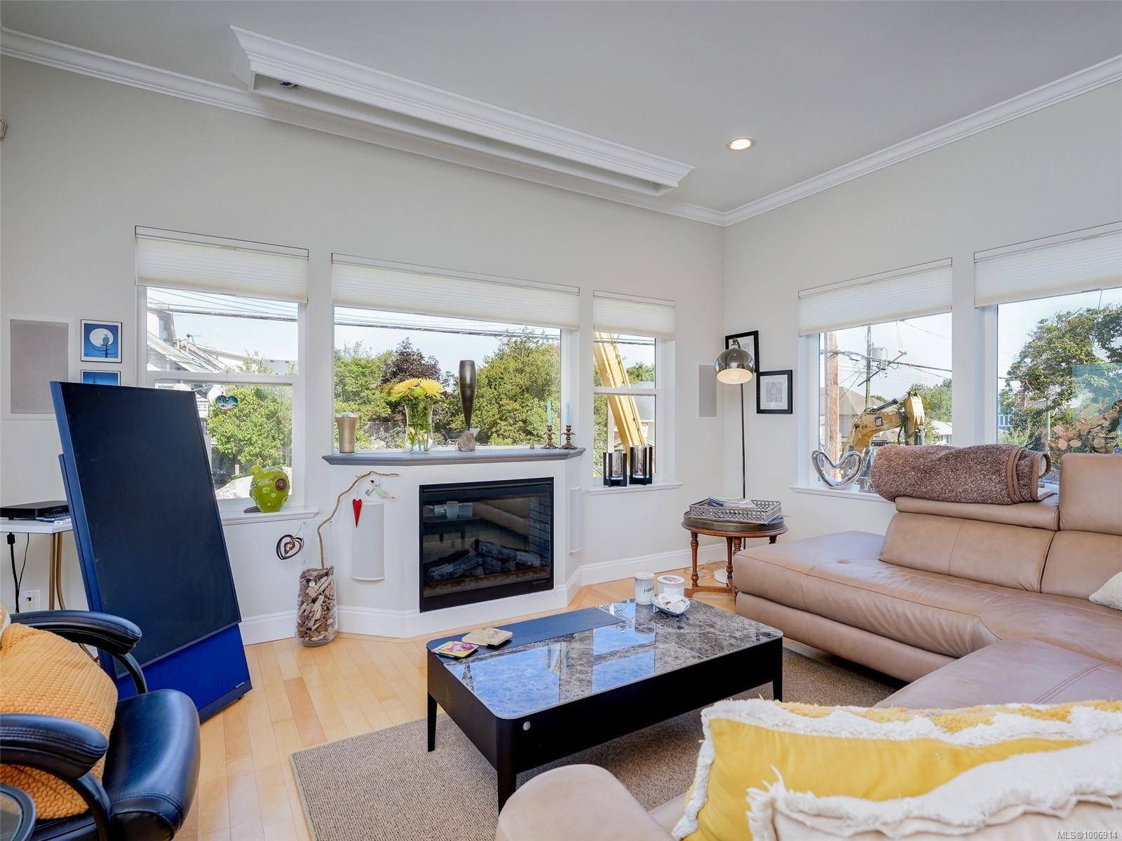 Victoria, BC V8V 4L7,9 Moss St #3