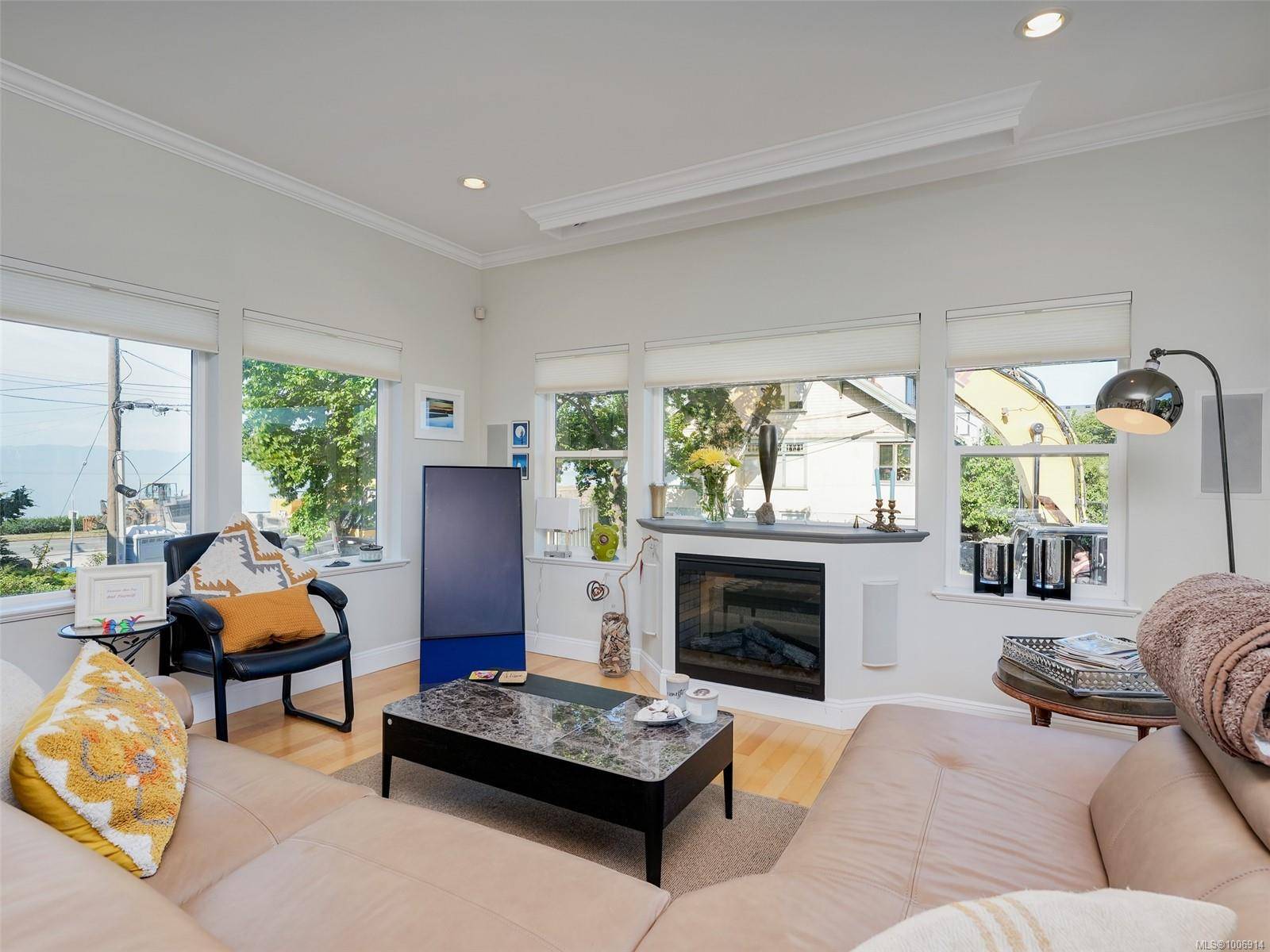 Victoria, BC V8V 4L7,9 Moss St #3
