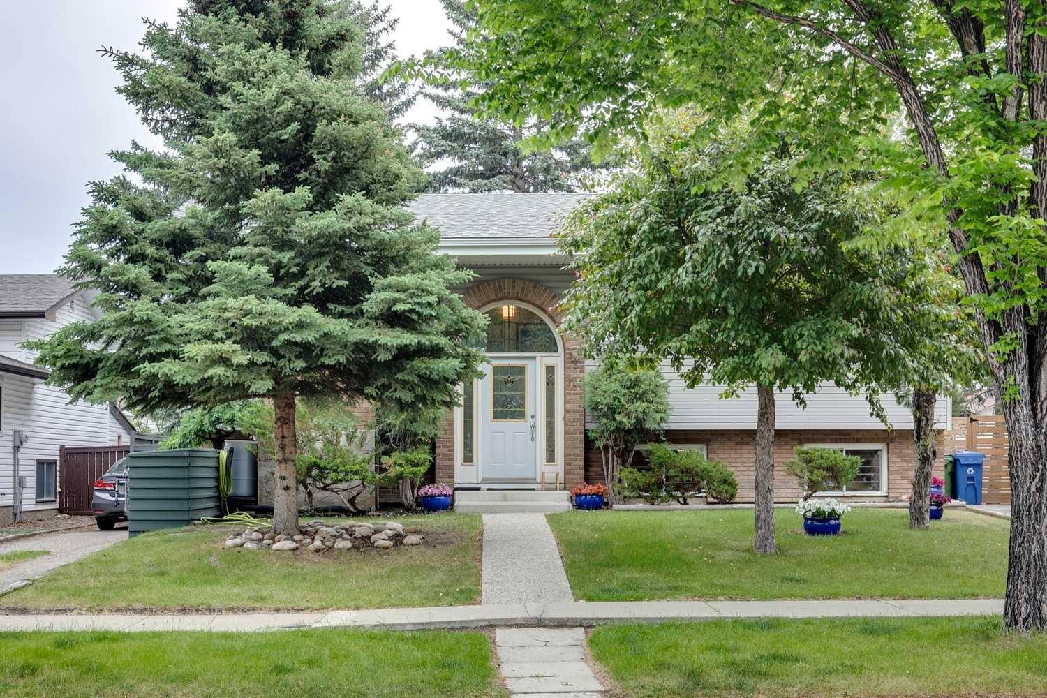 712 Brookpark DR SW, Calgary, AB T2W 2X4