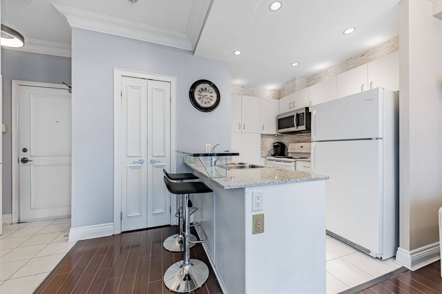 Toronto C01, ON M5J 2Y5,208 Queens Quay WAY W #2301