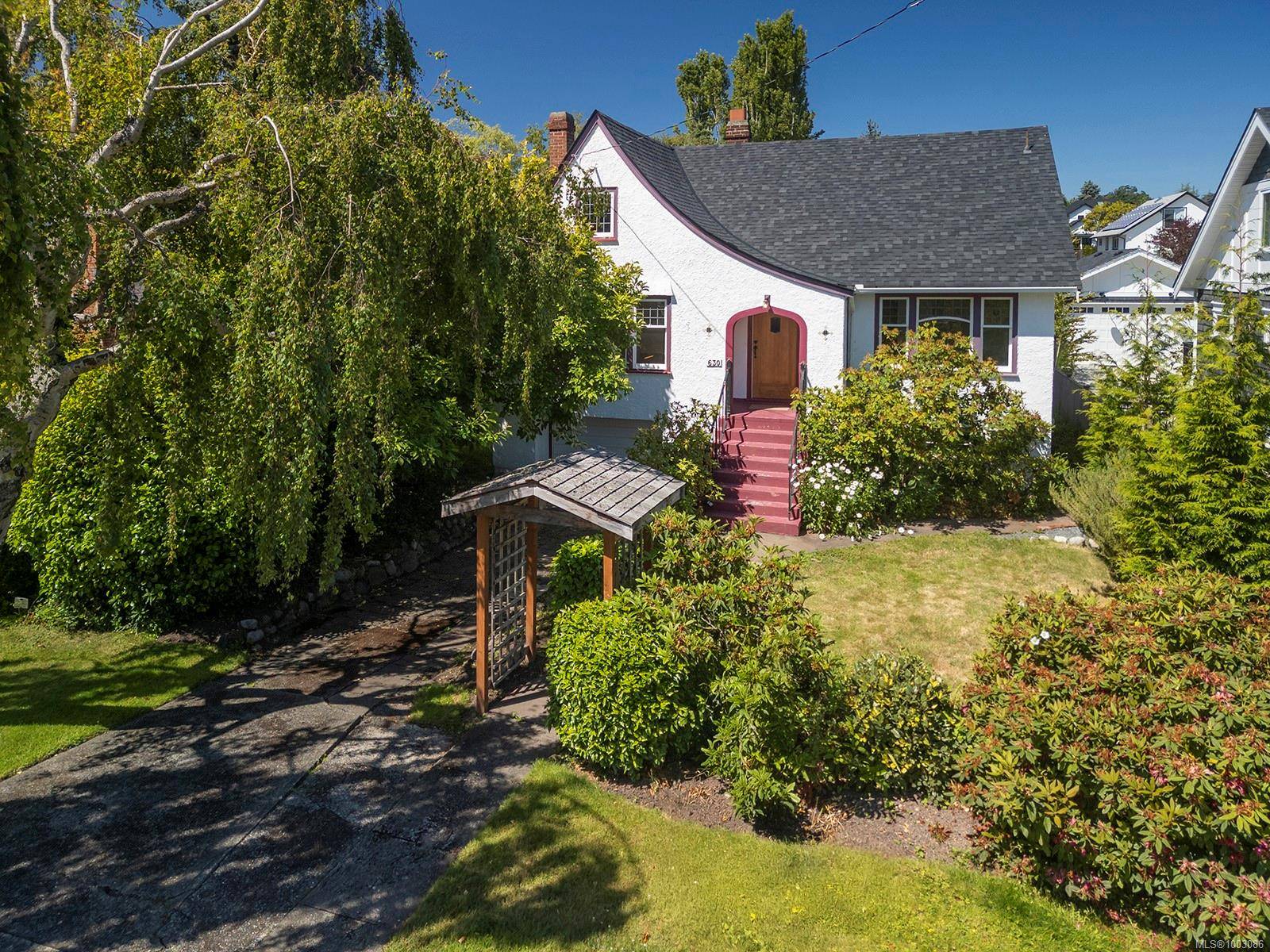 630 Oliver St, Oak Bay, BC V8S 4W3