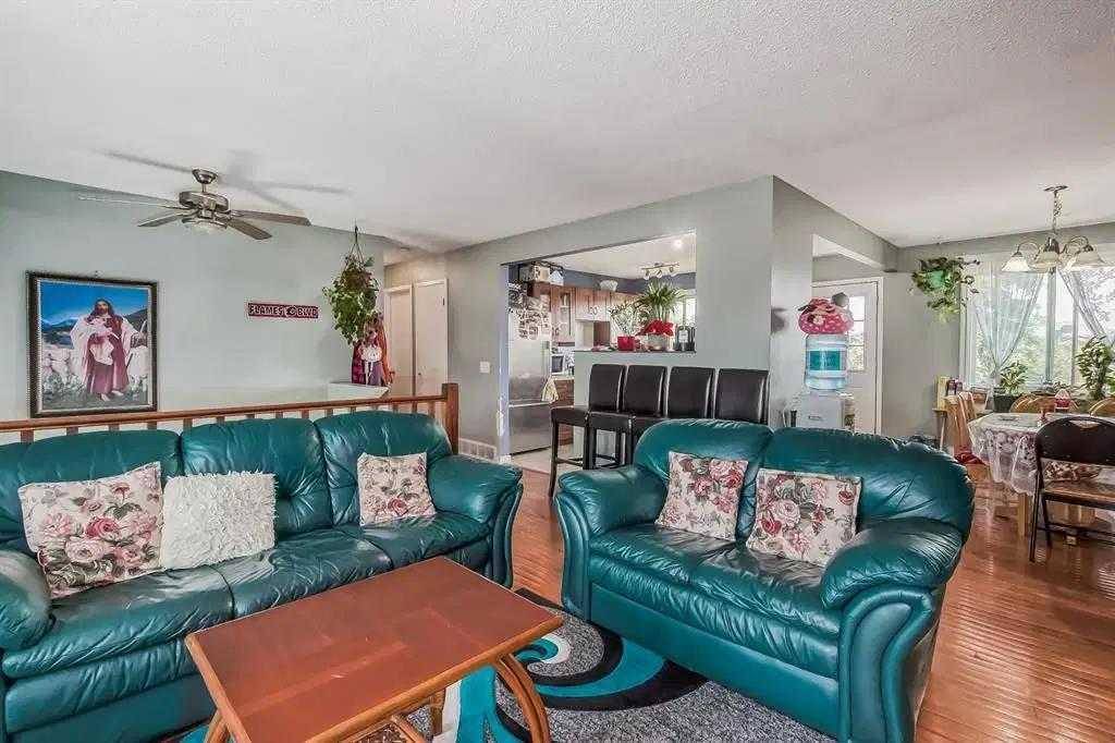 Calgary, AB T2A 4R2,319 Manora DR Northeast