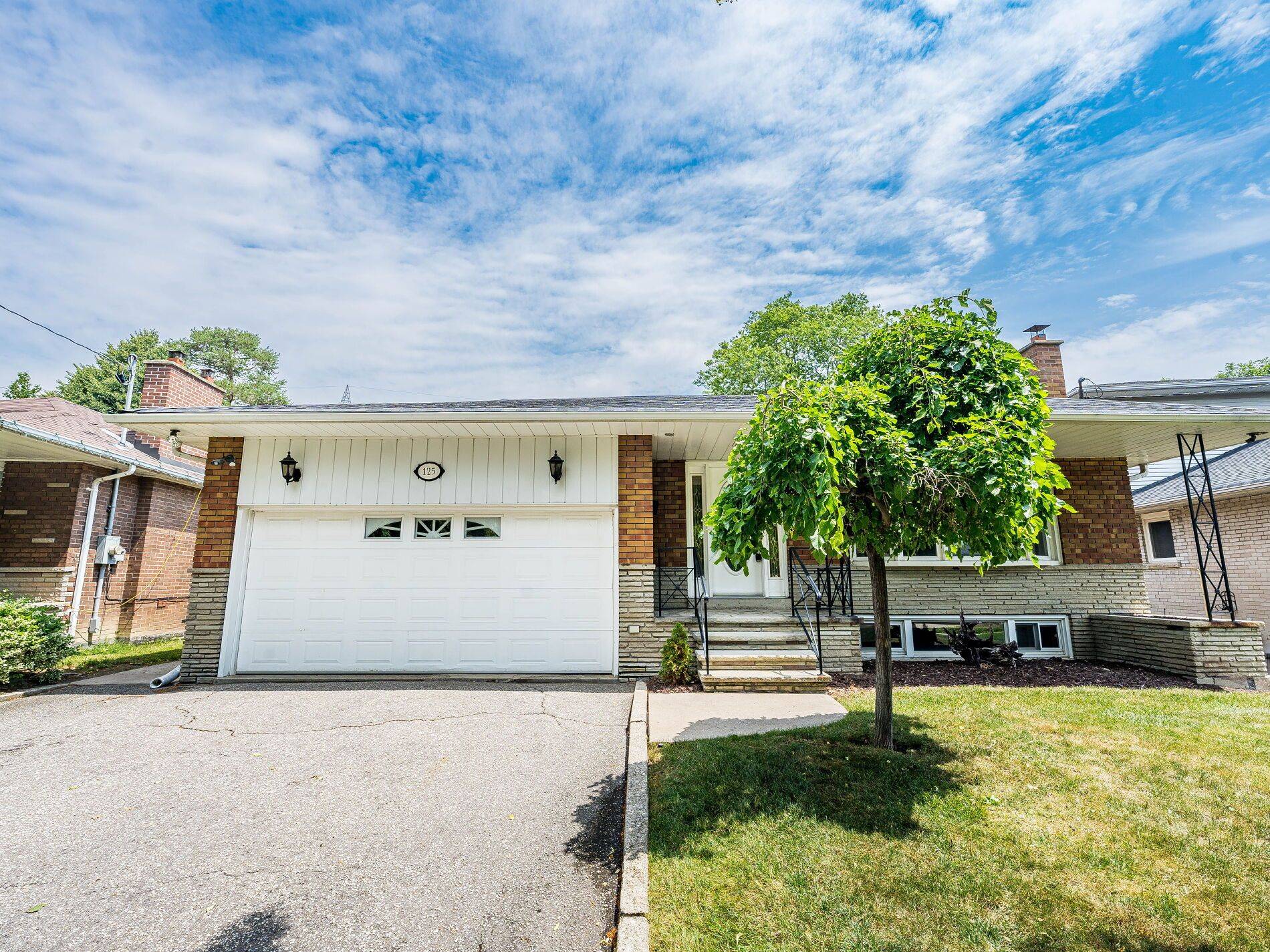 125 Decarie CIR, Toronto W08, ON M9B 3J6