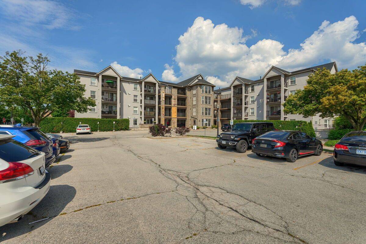 1421 Walkers Line #215, Burlington, ON L7M 4P4