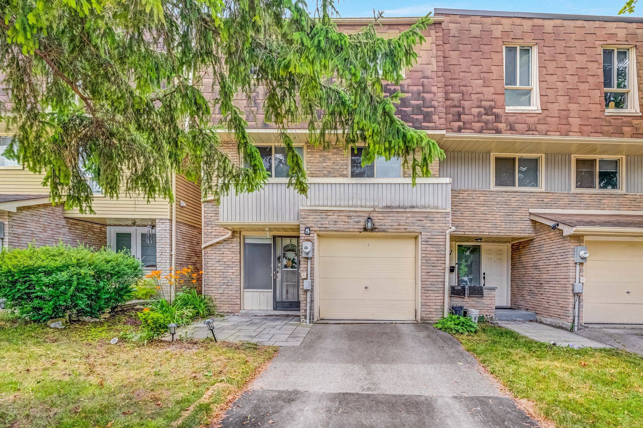 5 Poplar CRES W #103, Aurora, ON L4G 3M4