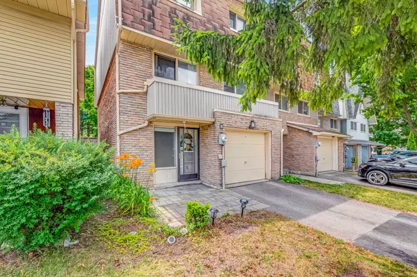 Aurora, ON L4G 3M4,5 Poplar CRES W #103