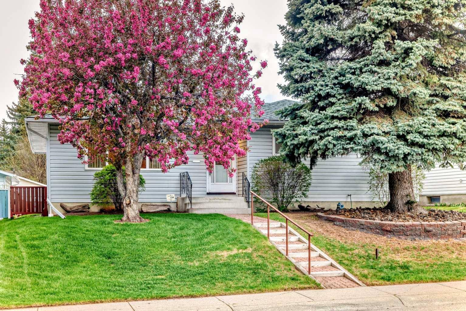 4915 48 ST NW, Calgary, AB T3A 0S8
