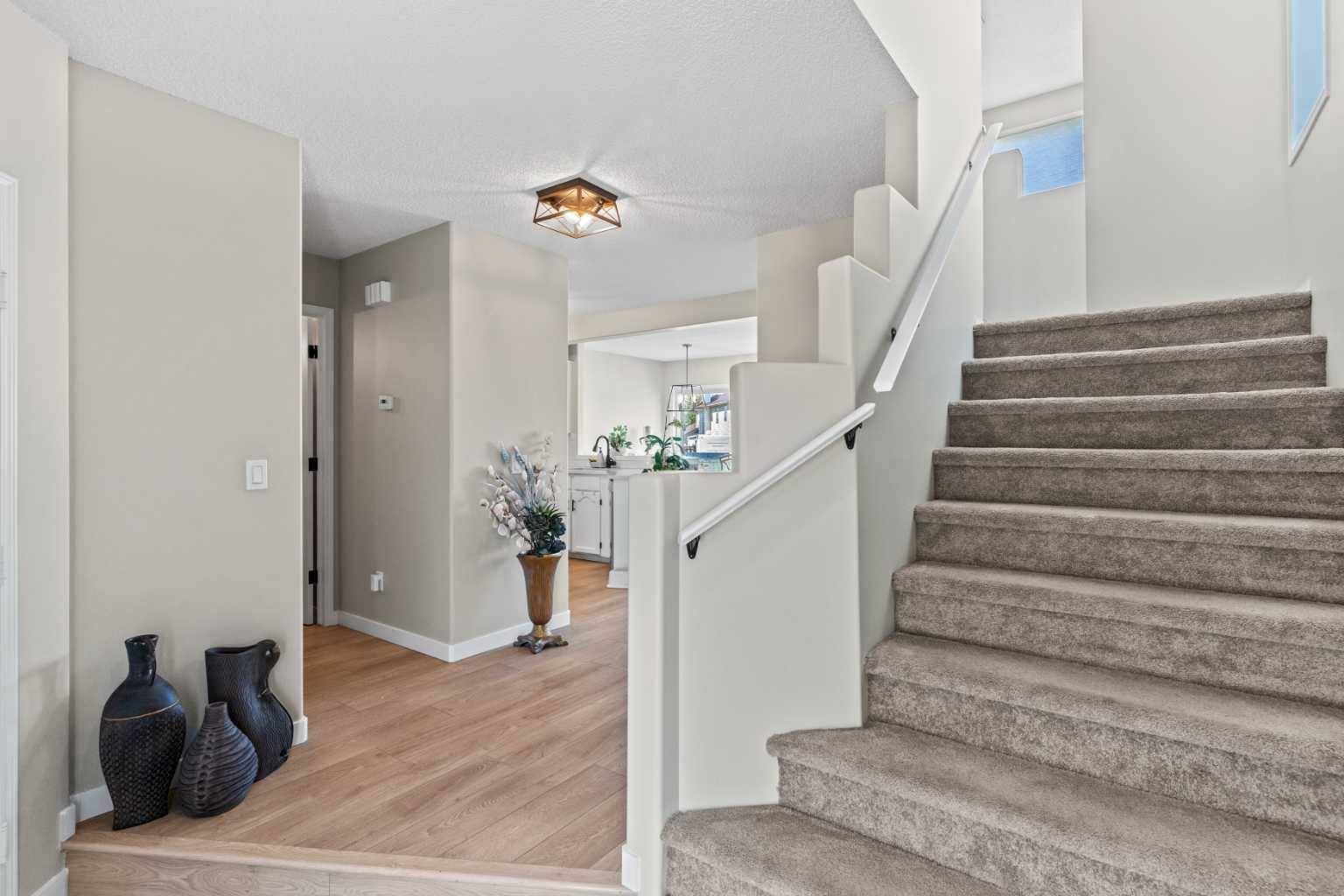 Calgary, AB T3K4P2,1035 Coventry DR Northeast