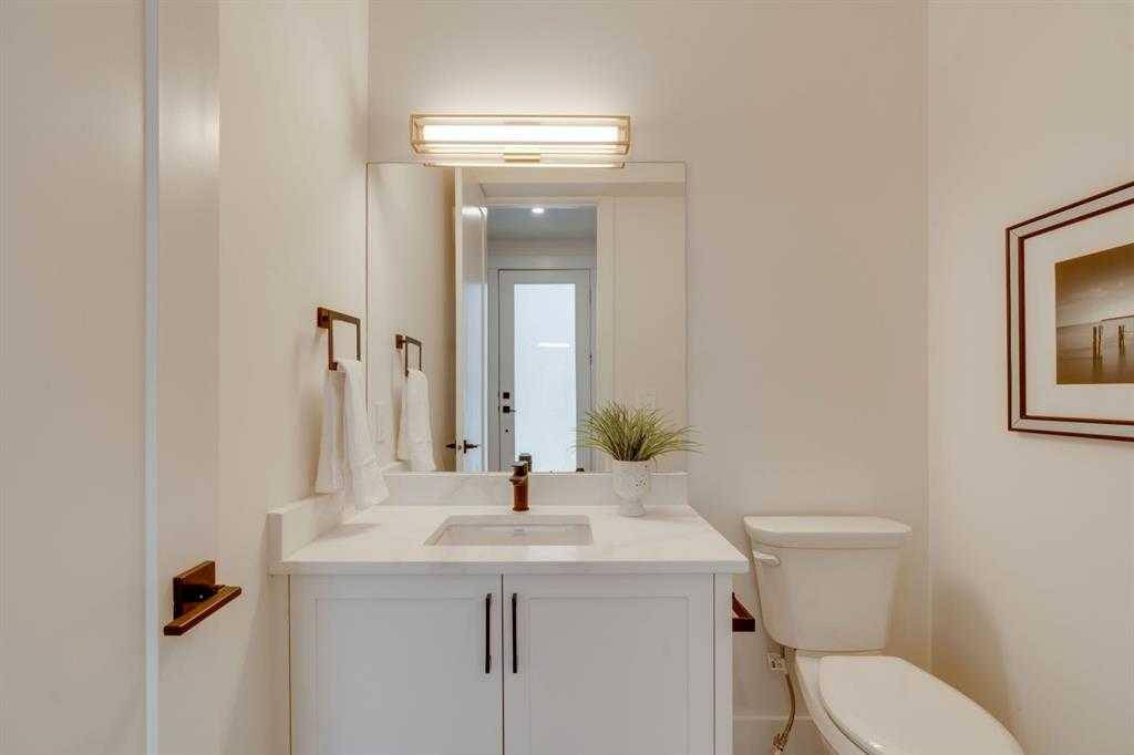Calgary, AB T3E 2Y5,2812 35 ST Southwest