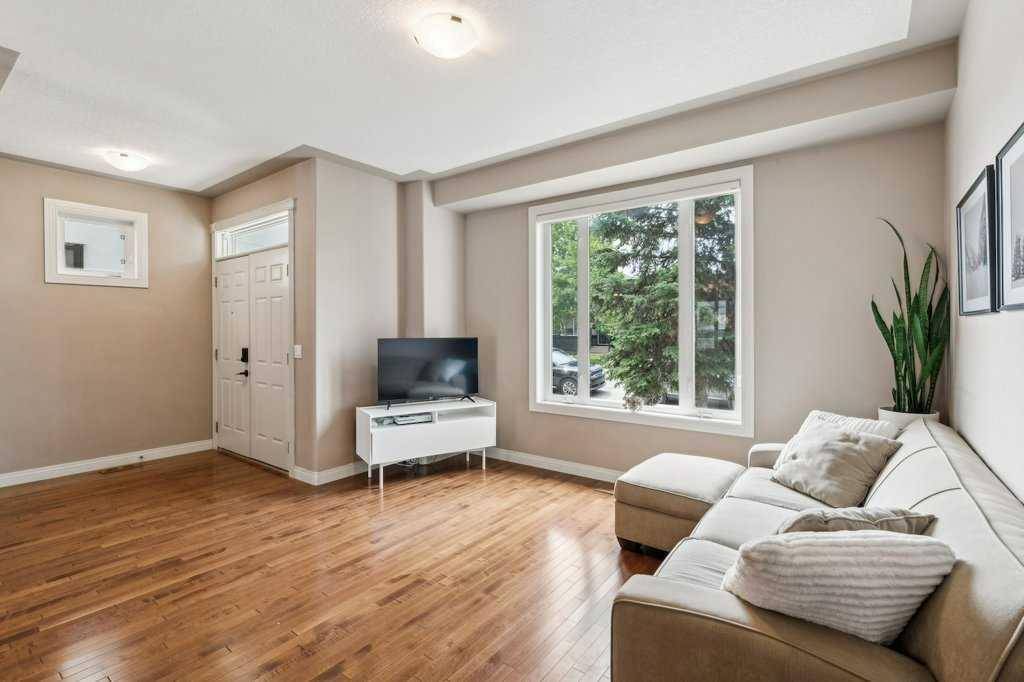 Calgary, AB T3E 2T1,2208 33 ST SW