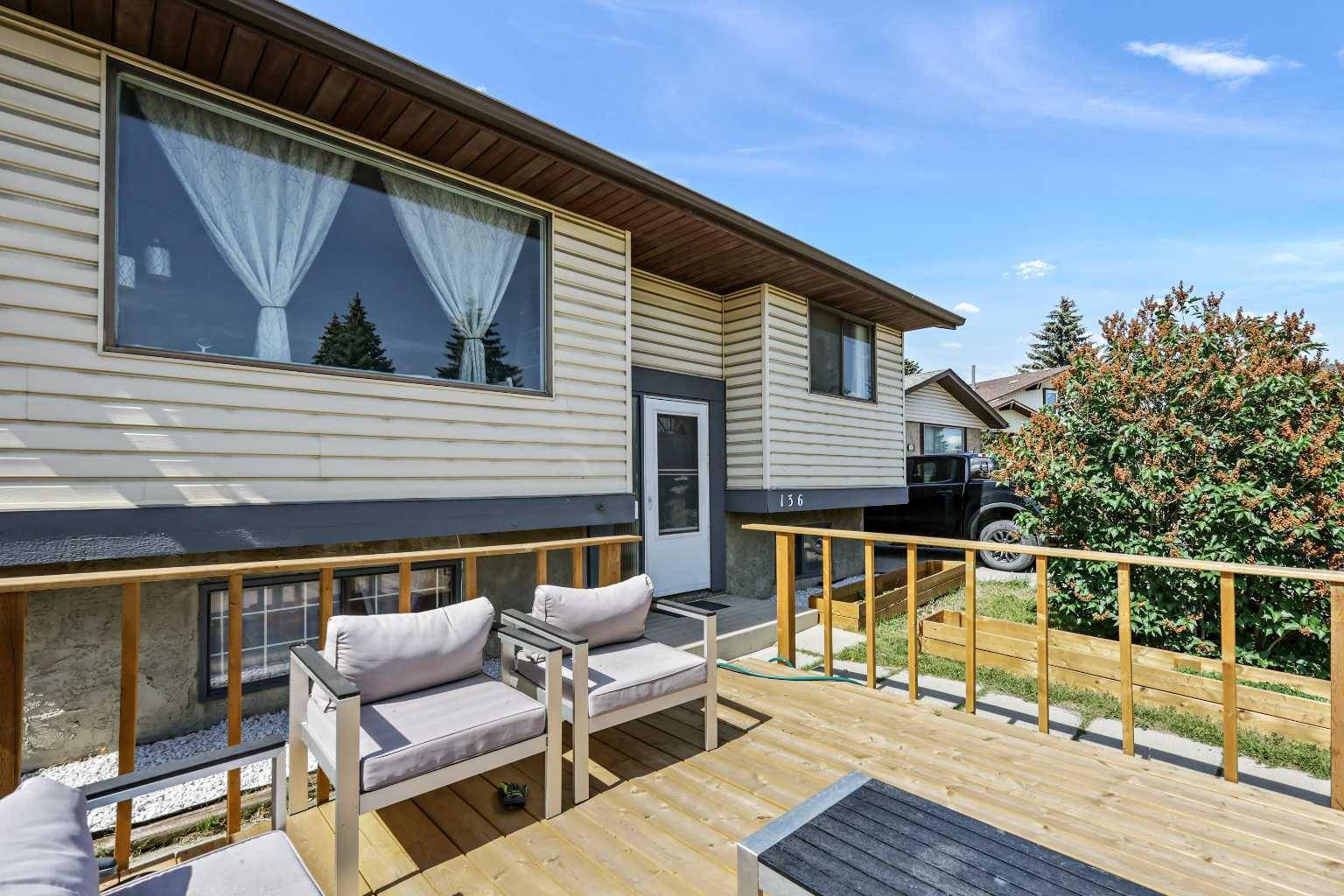 136 Aboyne PL Northeast, Calgary, AB T2A 5Z1