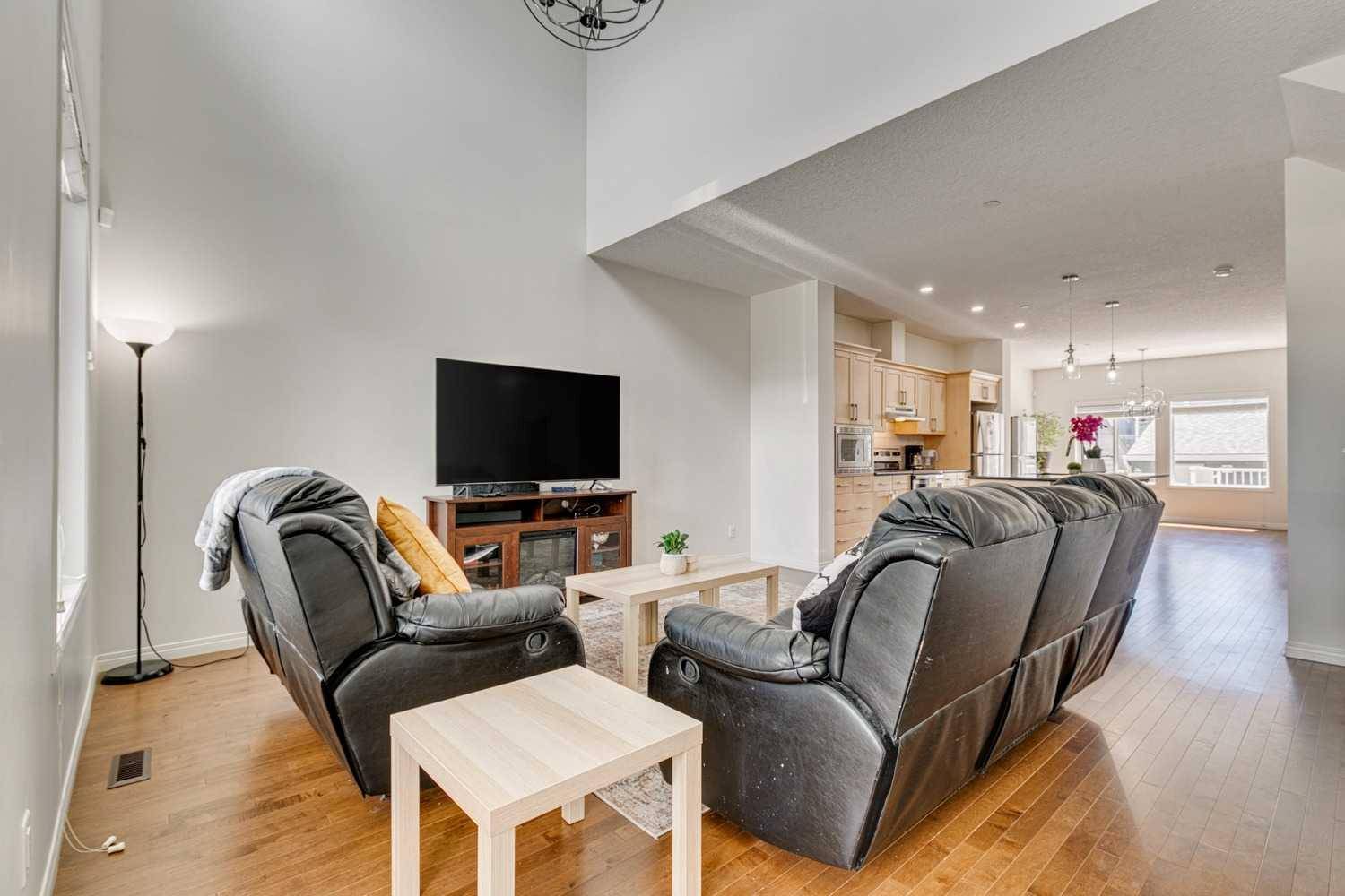 Calgary, AB T3P 1L2,943 Livingston WAY NE