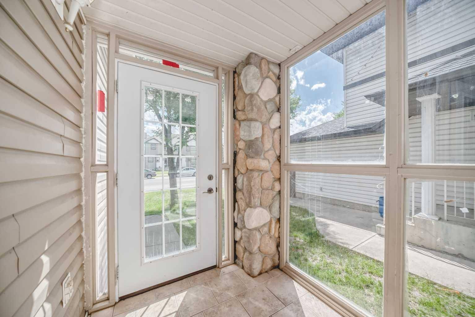 Calgary, AB T3J4W9,106 Saddletree DR Northeast