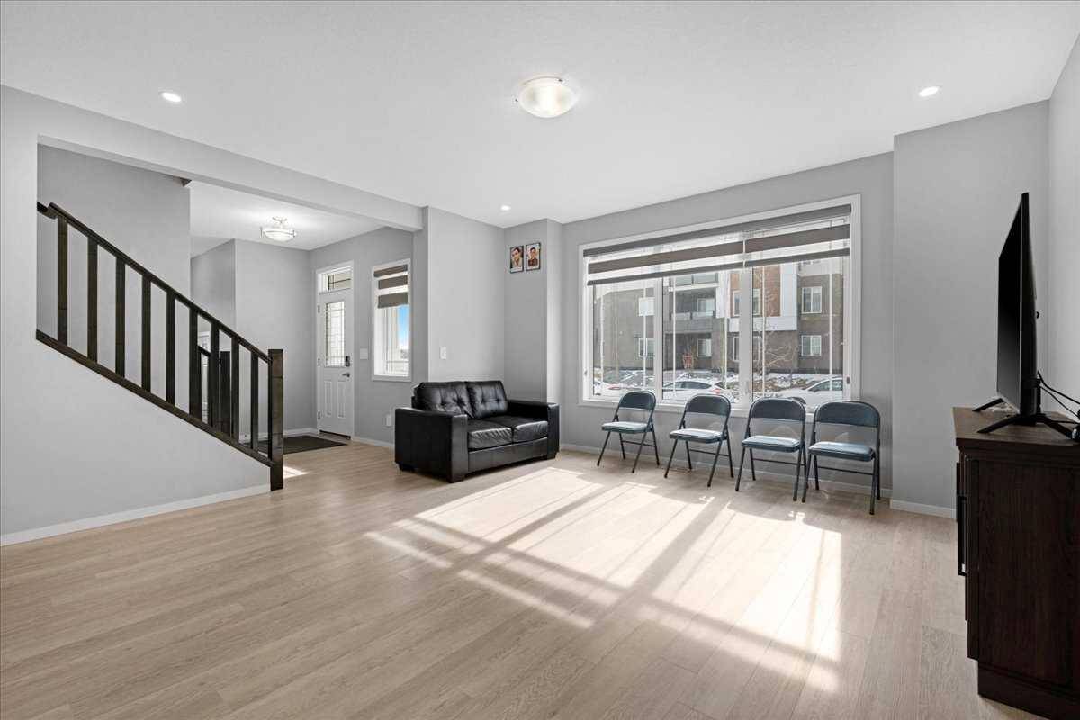Calgary, AB T2X4X6,93 Yorkville TER Southwest