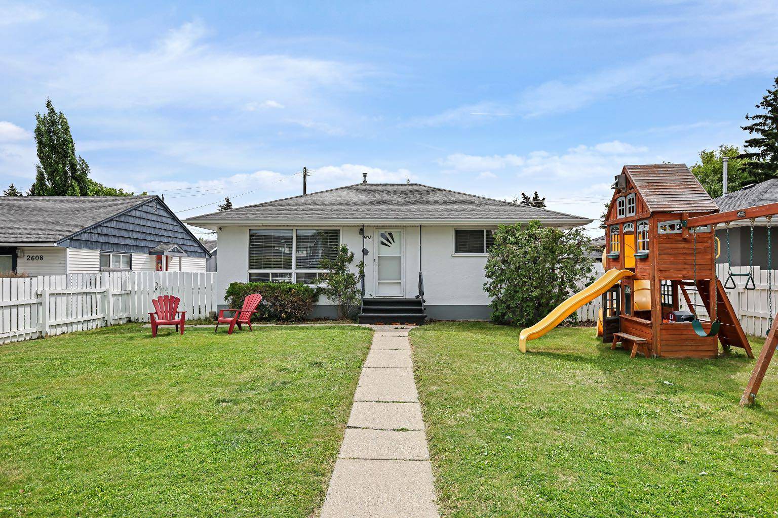 2612 Glencastle ST SW, Calgary, AB T3E 4C7