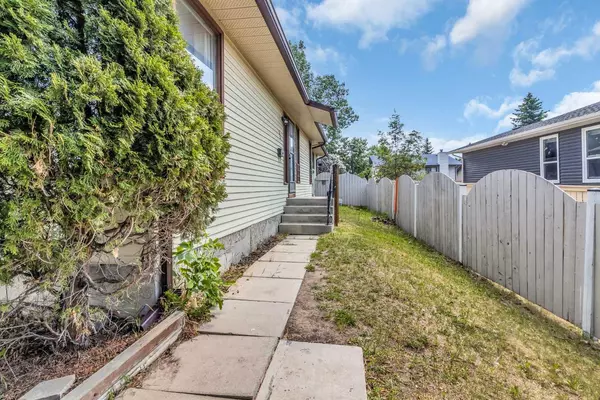 Calgary, AB T3J 1M7,56 Castlefall WAY NE