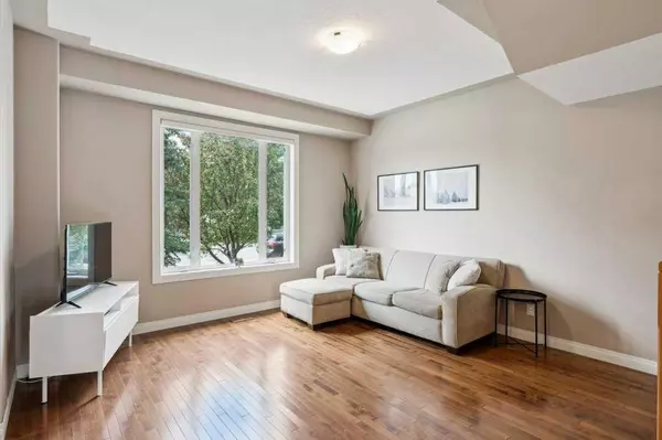 Calgary, AB T3E 2T1,2208 33 ST SW