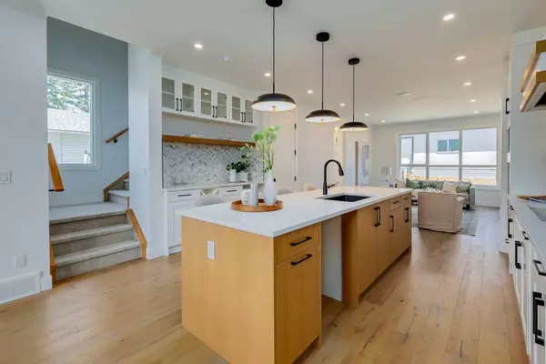 Calgary, AB T3B 0V7,5030 20 AVE NW