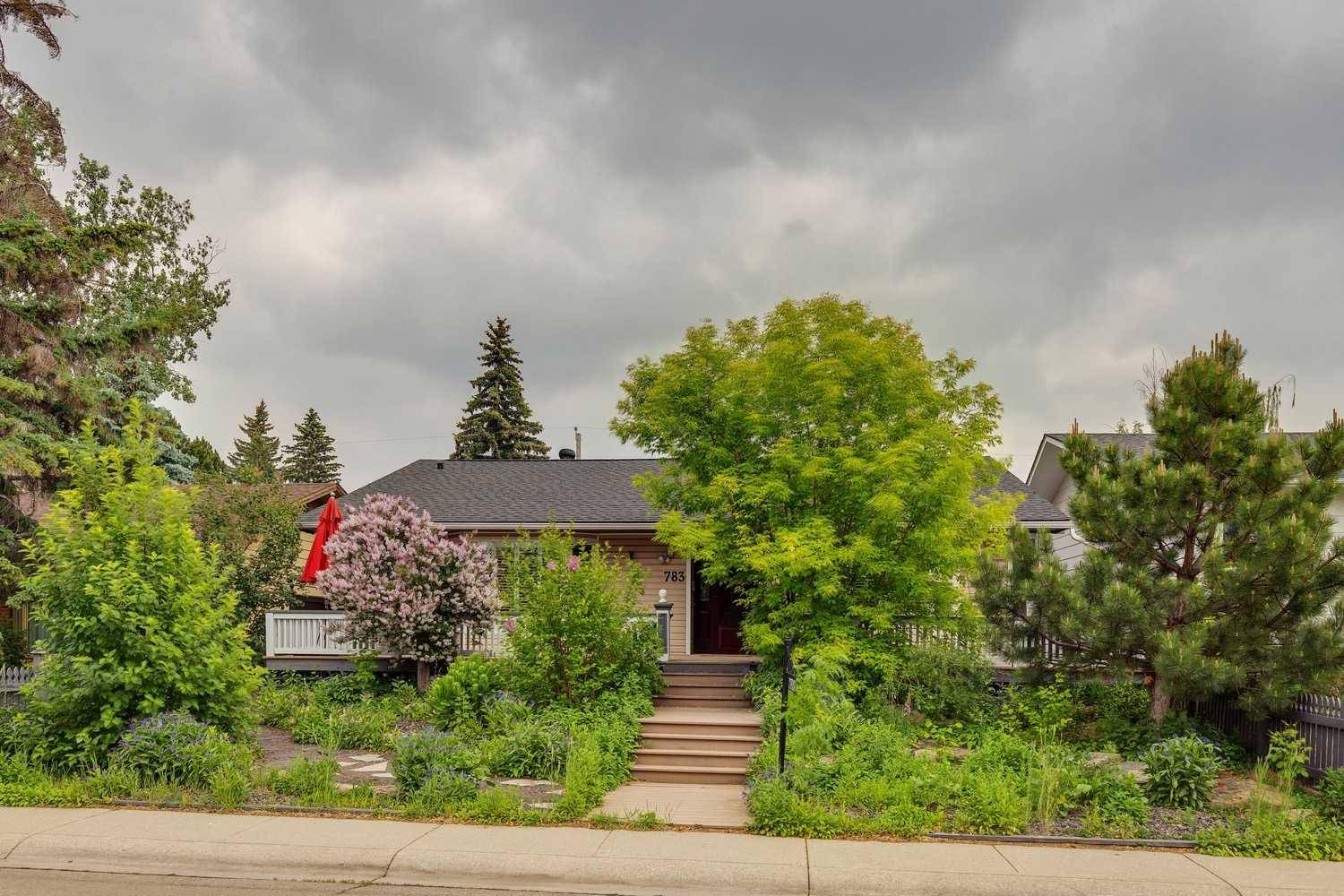 783 Lake Twintree CRES Southeast, Calgary, AB T2J 2W2