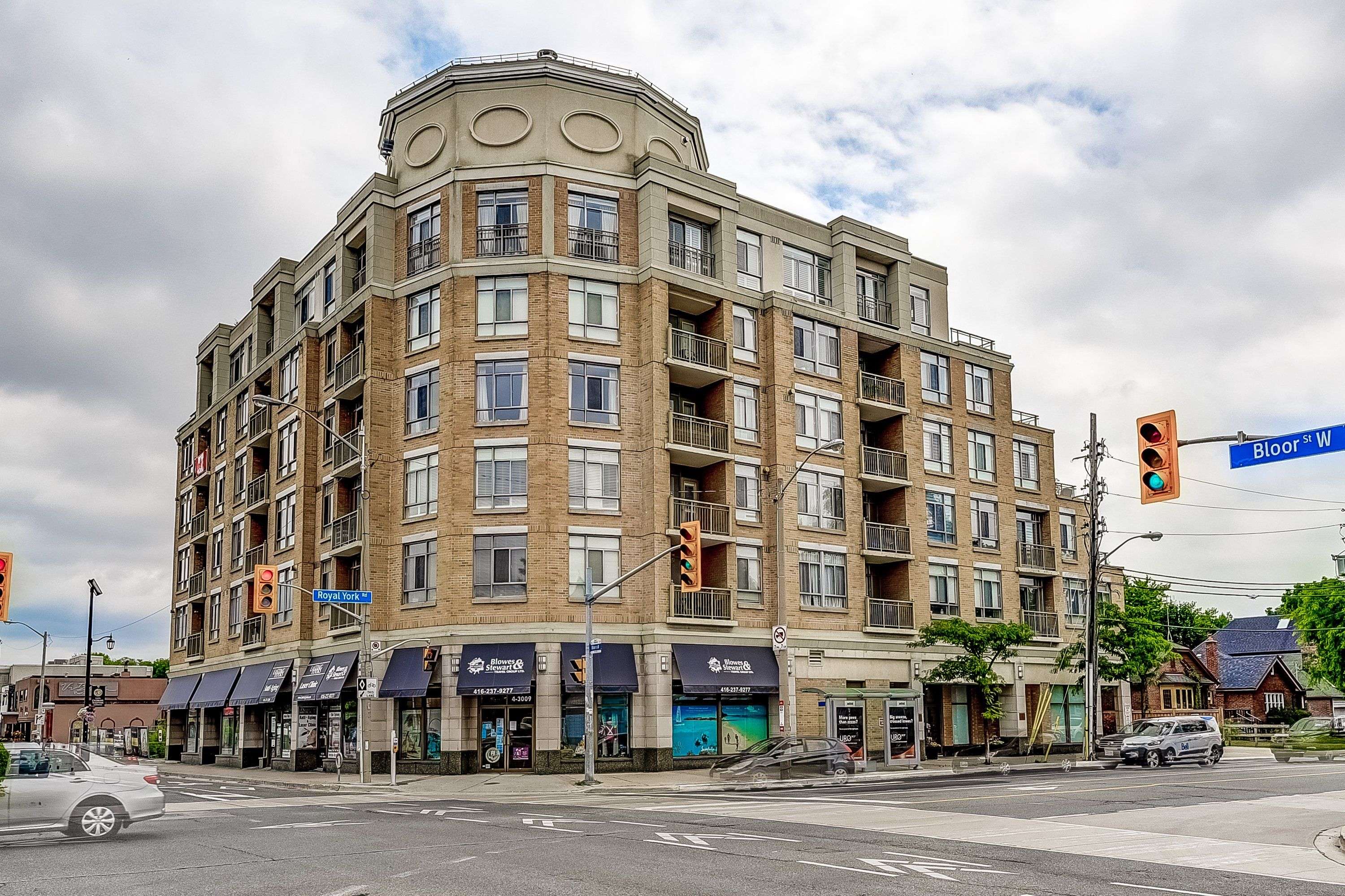 Toronto W07, ON M8Y 4H1,935 Royal York RD #208